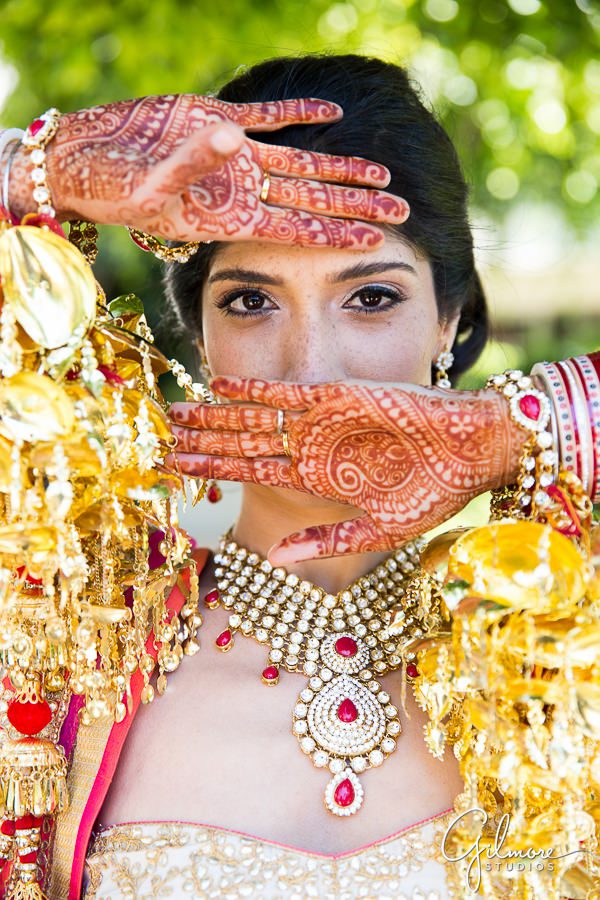 henna tattoos on the bride's hands
