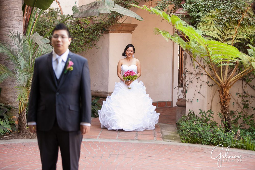 1st look, bride walking, groom waiting, first glance