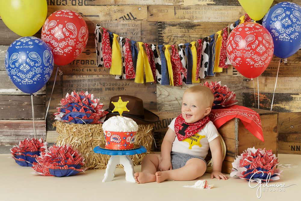 Cowboy Cake Smash, theme, props, portraits, studio, balloons