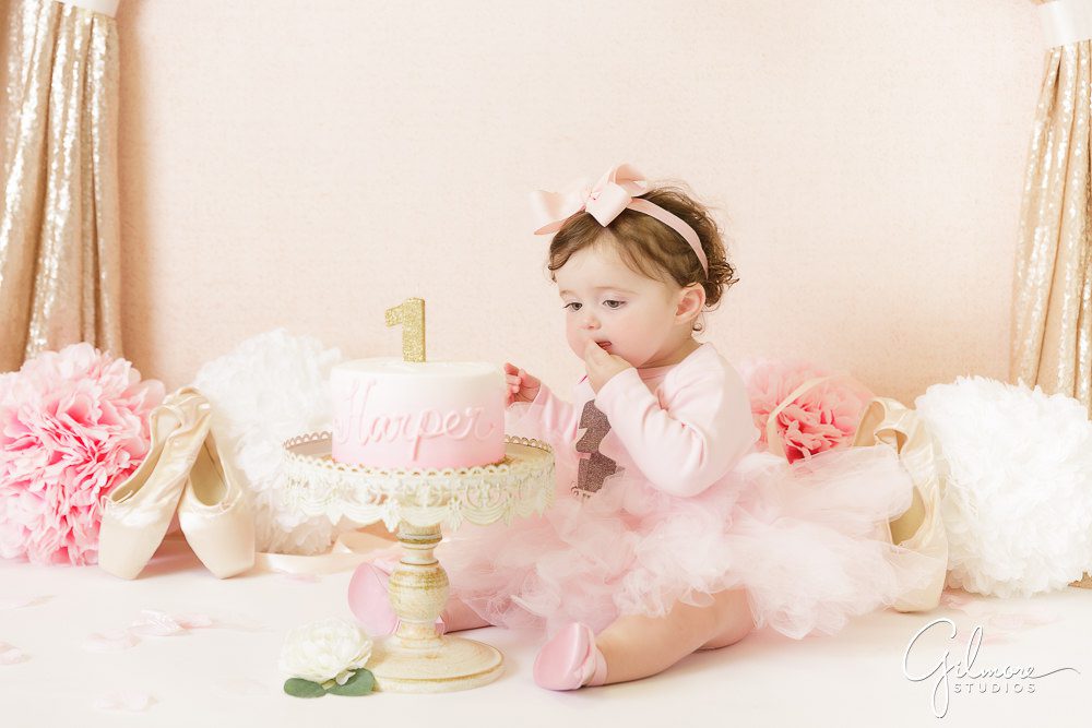 Ballerina Cake Smash Session, baby portrait shoot, studio, outfit, tutu, skirt, headband, props, one year old, first birthday