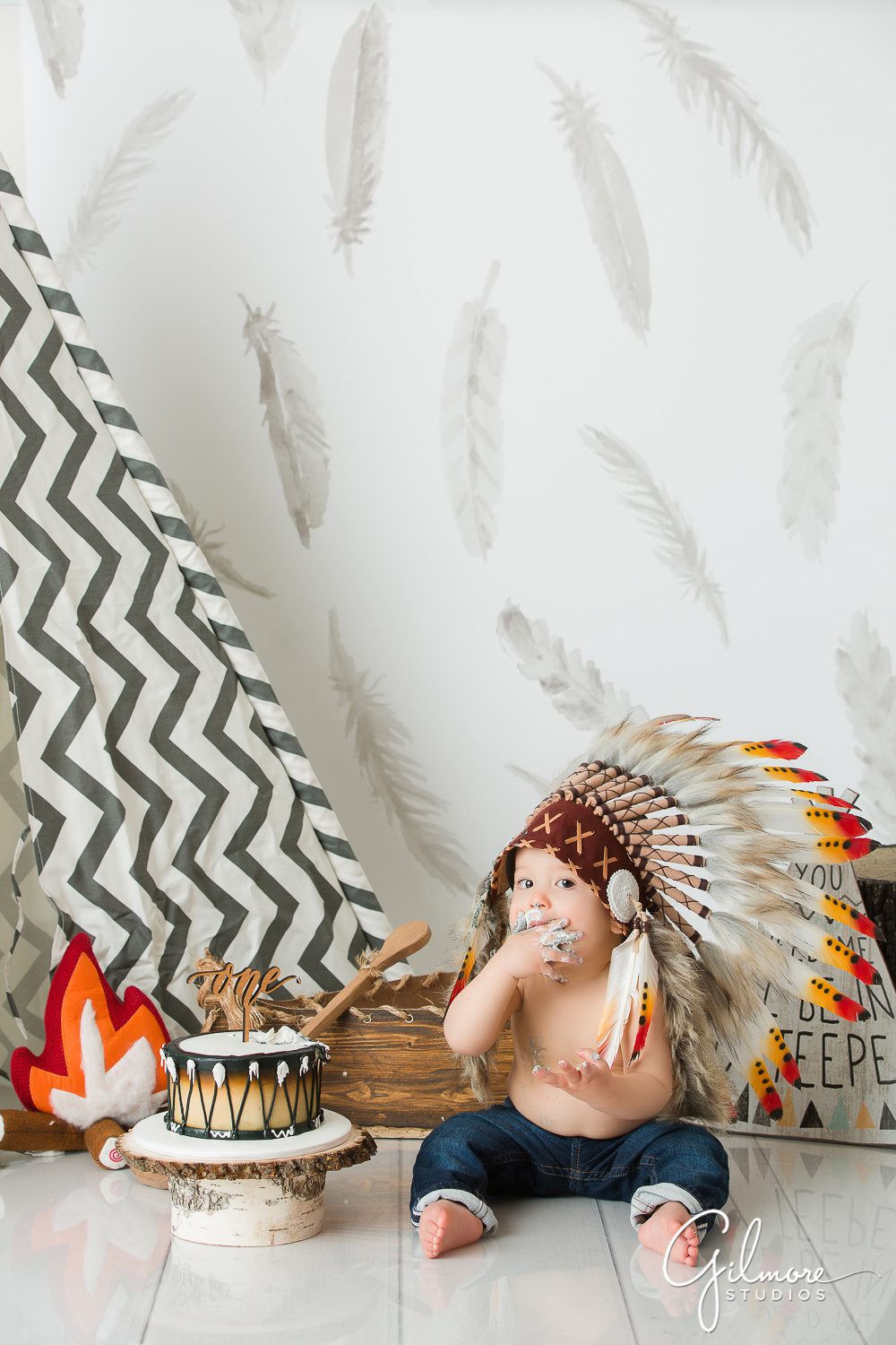 Little Indian Cake Smash, headdress, first birthday baby portrait session, family photo shoot, teepee