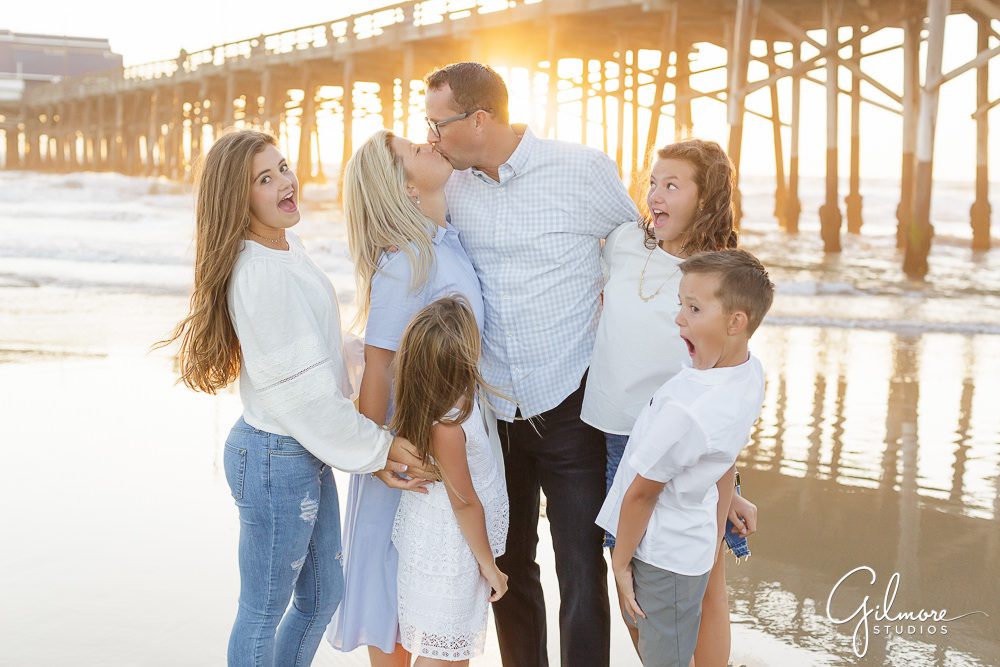 family portrait photography session, candid, families, children, newport beach pier