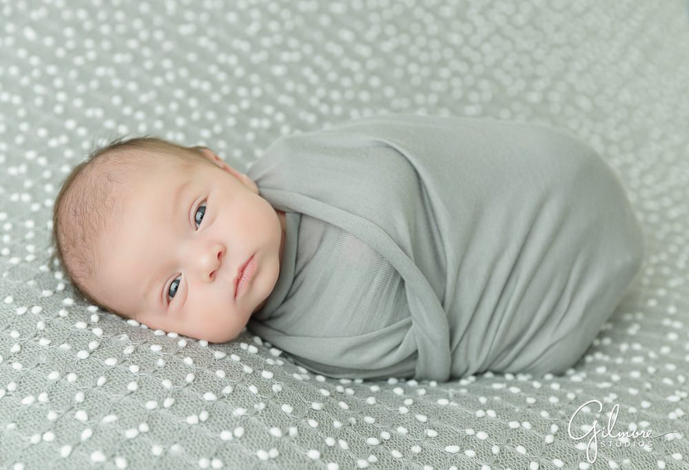 grey background, photography session, newborn baby boy, baby wrap, outfit, posing, lifestyle, baby studio