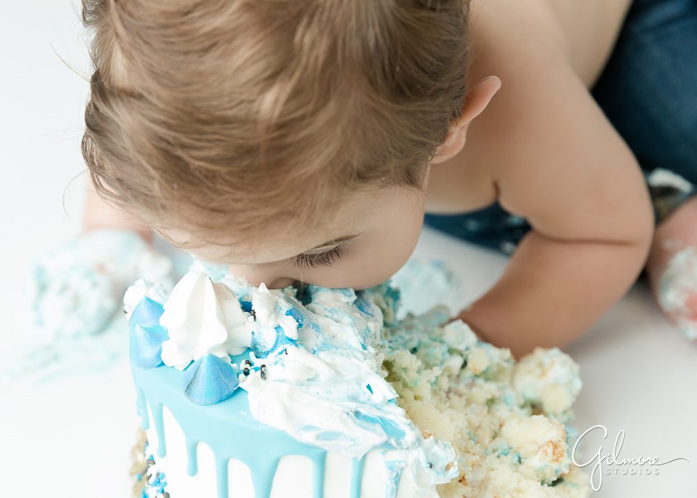 Cake Smash photography for boys, smashing cake, little boy, one year old, eyelashes, cute boys