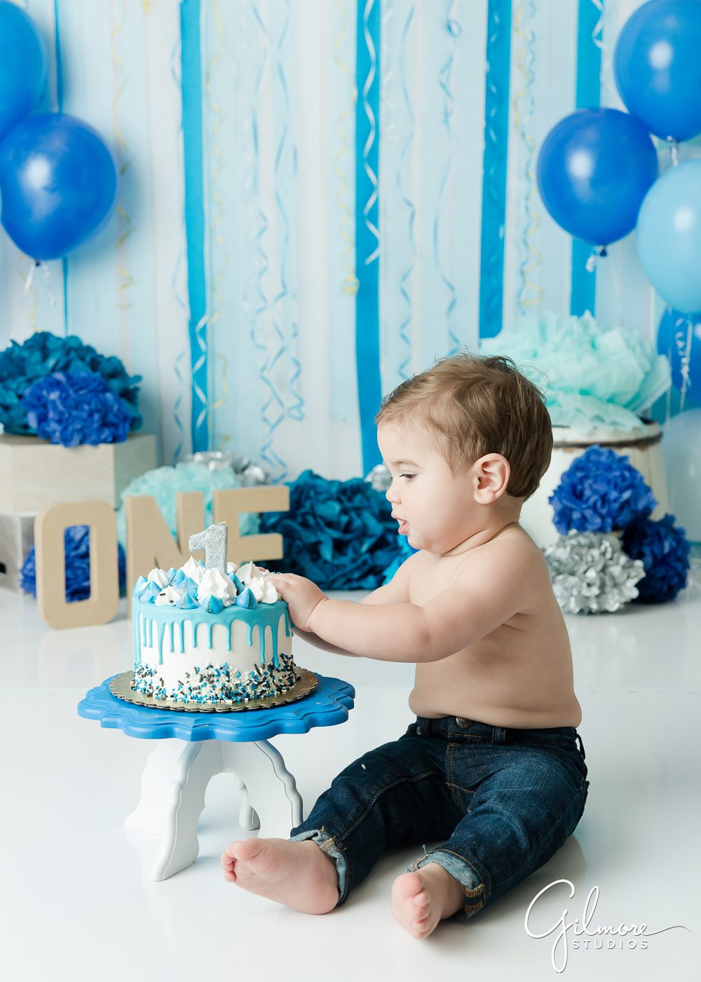 Cake Smash photography for boys, smashing cake, eating, frosting, icing, baby boys