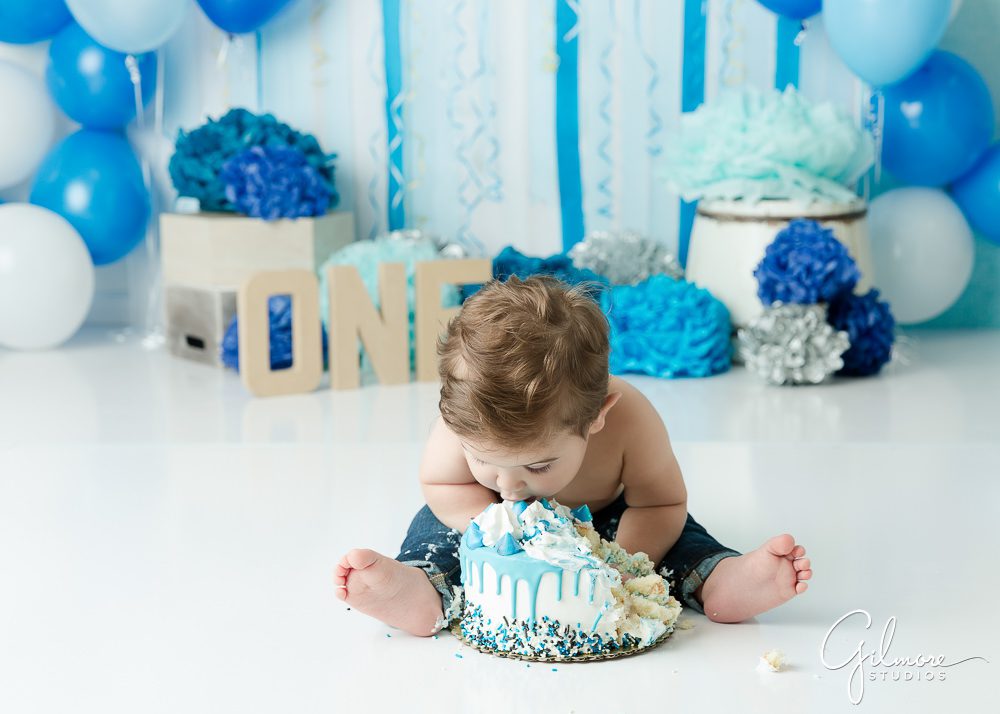 Cake Smash photography for boys, happy birthday, photography, eating cake, messy, frosting, party ideas, outfit