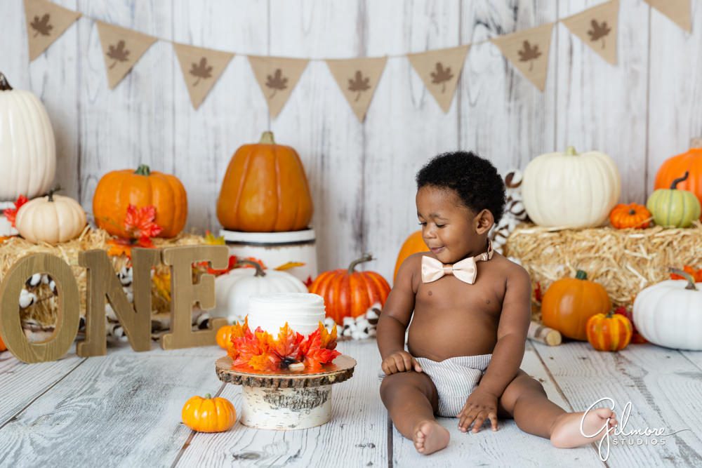 October themes, cake smash photography, one year old, first birthday, pumpkin, fall, leaves, set design