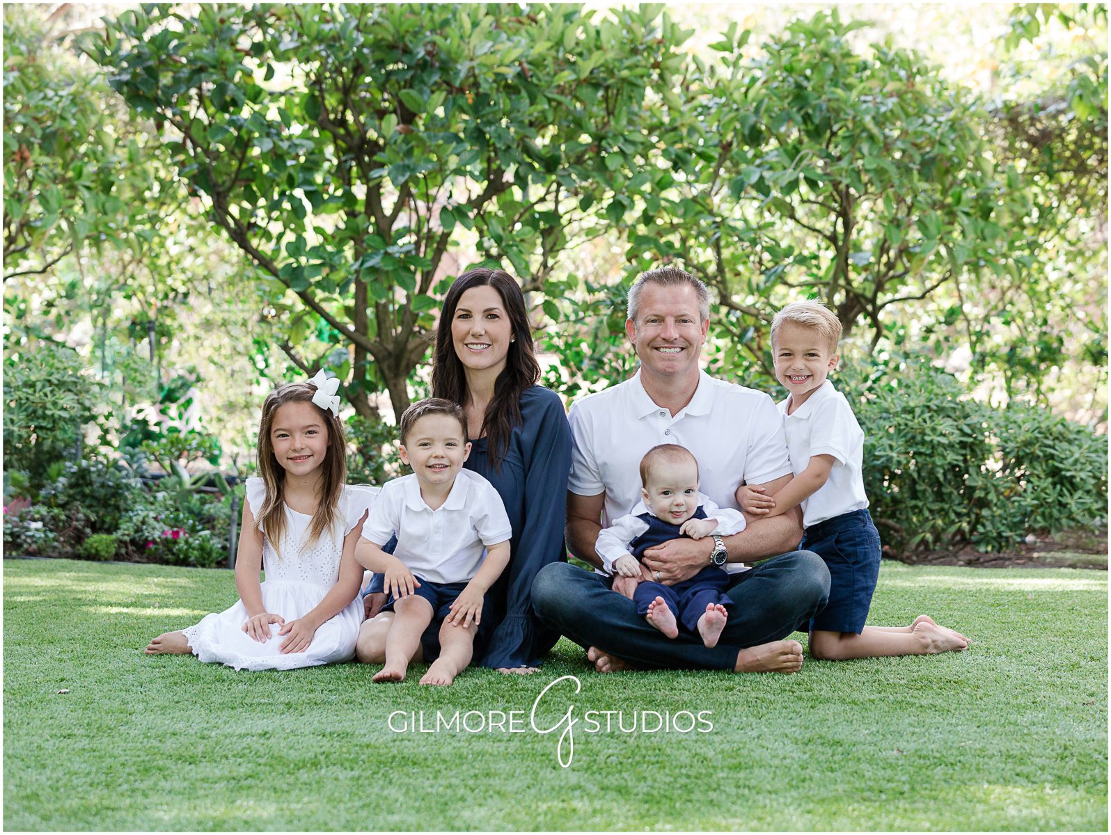 Orange County Family Photography, newport beach photographer, outdoors, park, family photo, portrait, outfits, white shirt, navy blue, group