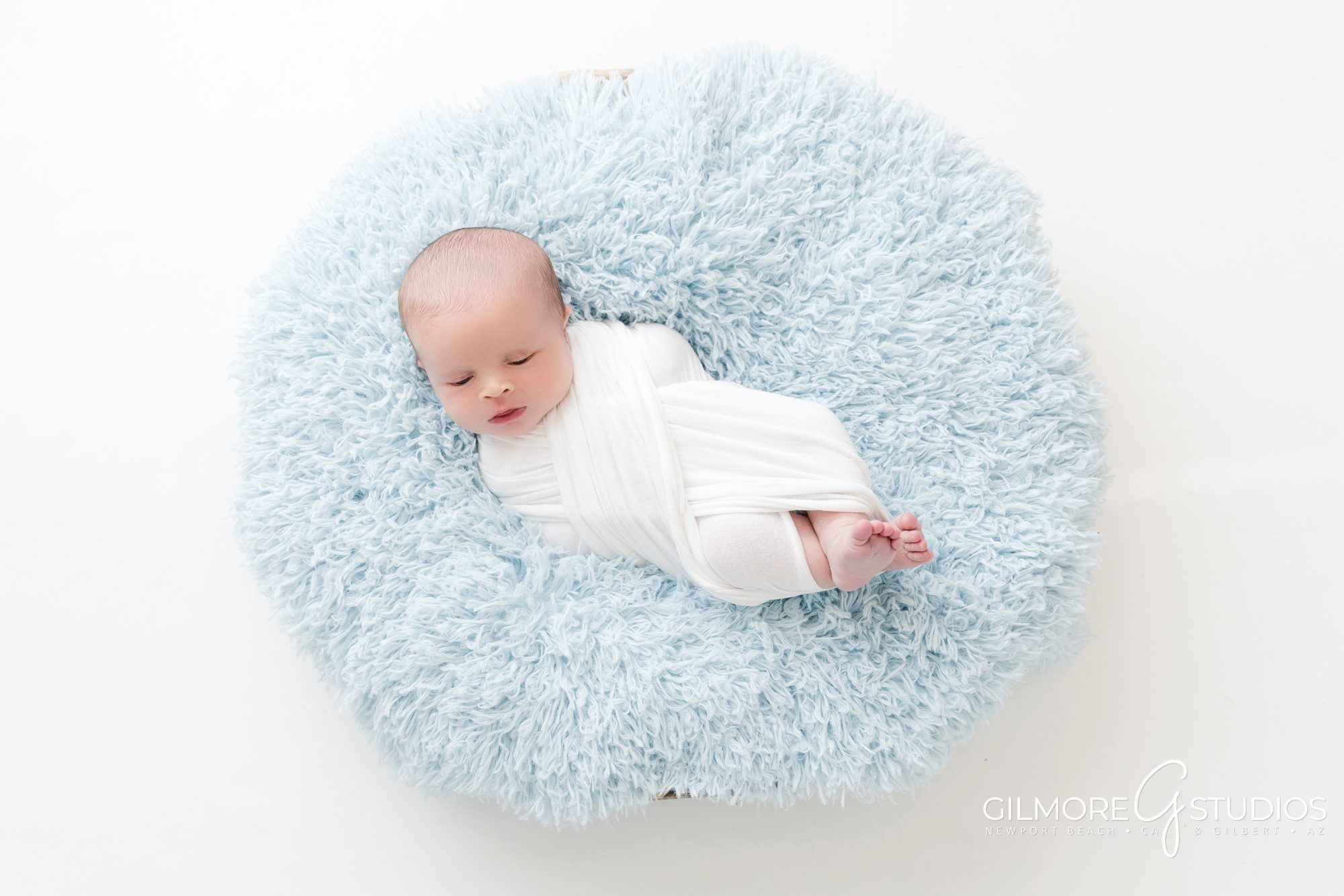 Gilbert Newborn Photographer, family portrait with baby, baby studio in Gilbert, AZ - Chandler, Queen Creek, Scottsdale, Professional Newborn Photography Studio, family session with toddler and newborn baby boy, blue, blanket, fuzzy background, white simple clean backdrop with wrapped baby boy