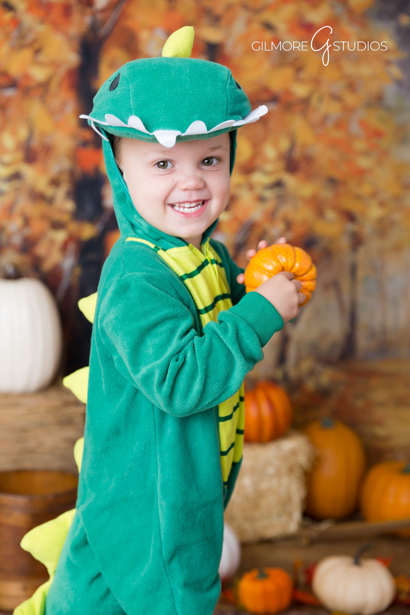 Warm autumn colors – family portrait – indoor setup