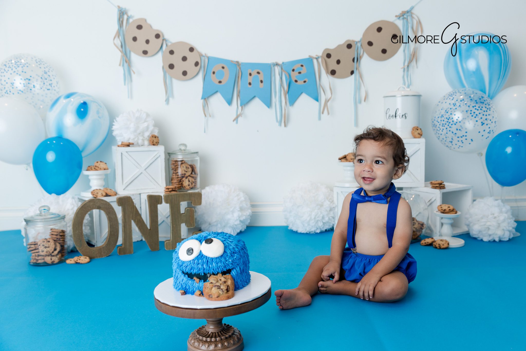 Cookie-themed studio backdrop – blue balloons and cake