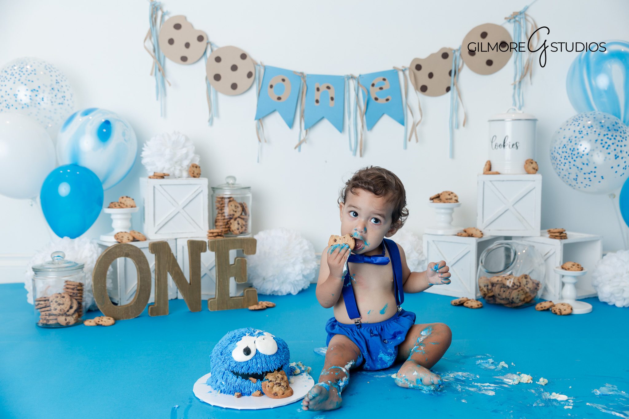 Baby smashing cookie-themed cake – Gilmore Studios