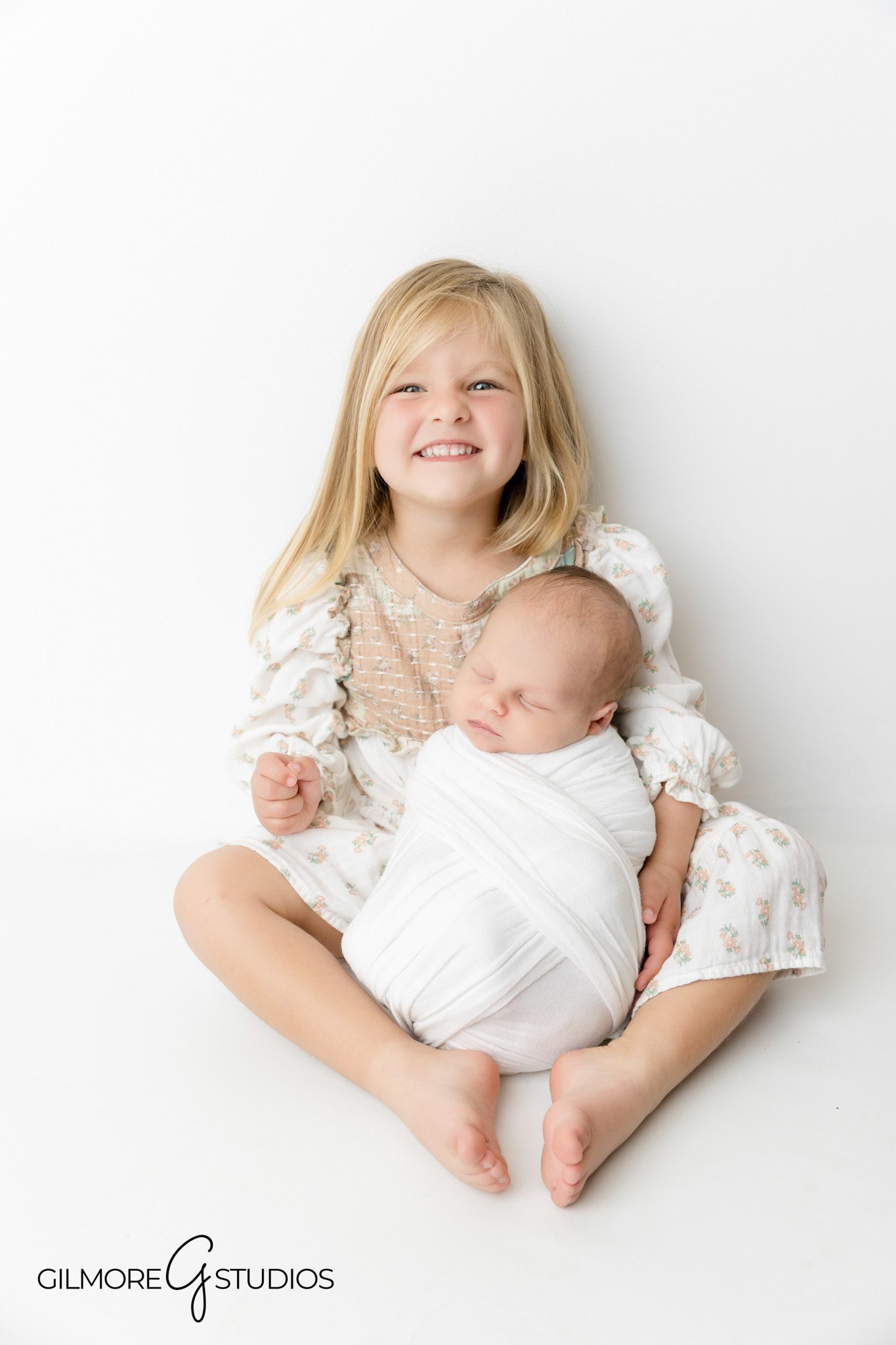 Minimalist baby photo session