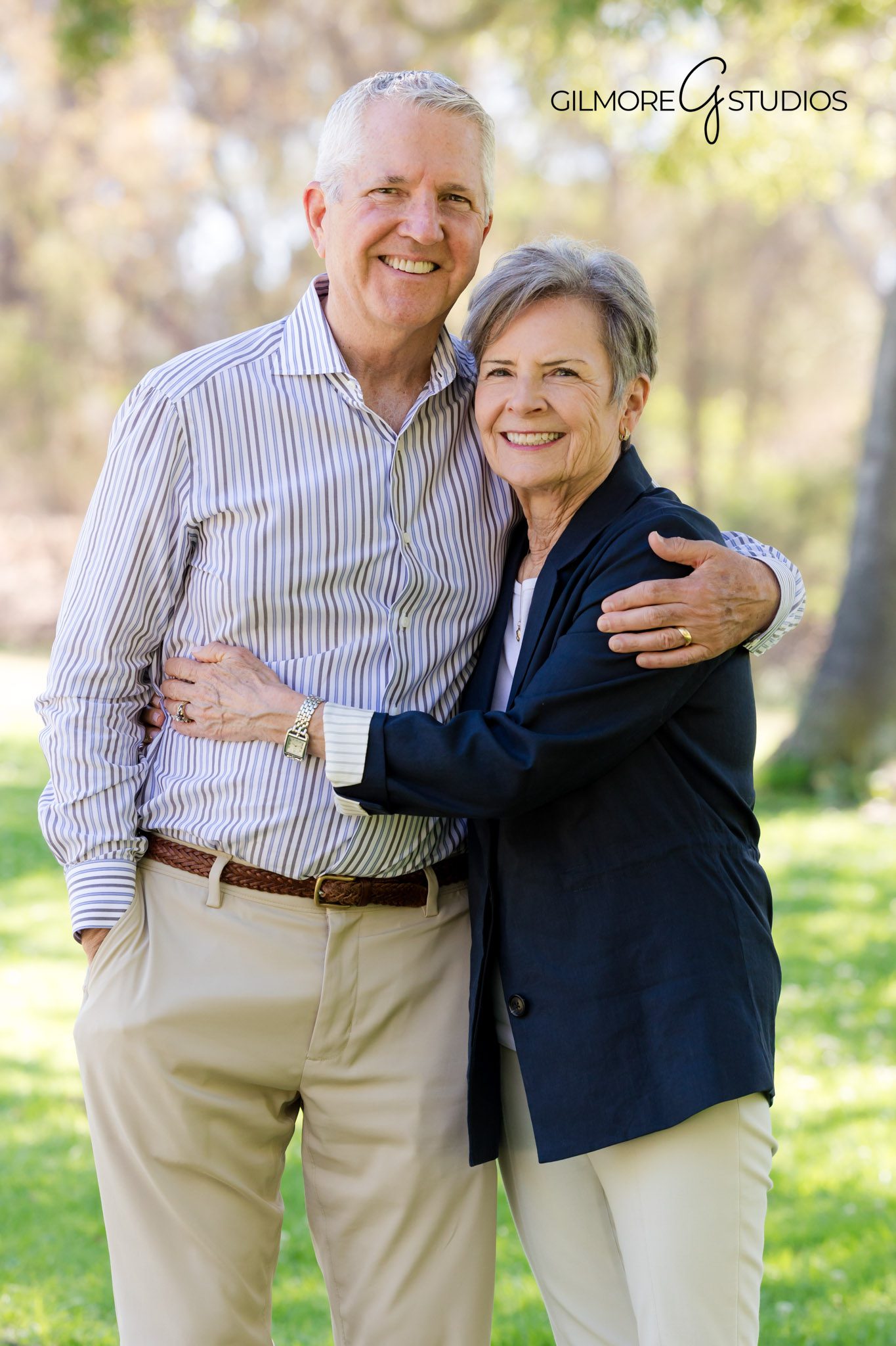 candid-family-photo-under-trees