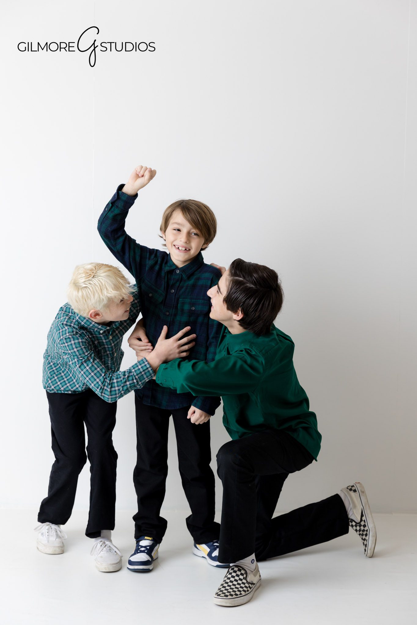 family photography studio near me, white wall backdrop family photo, elegant family portrait, Orange County family shoot