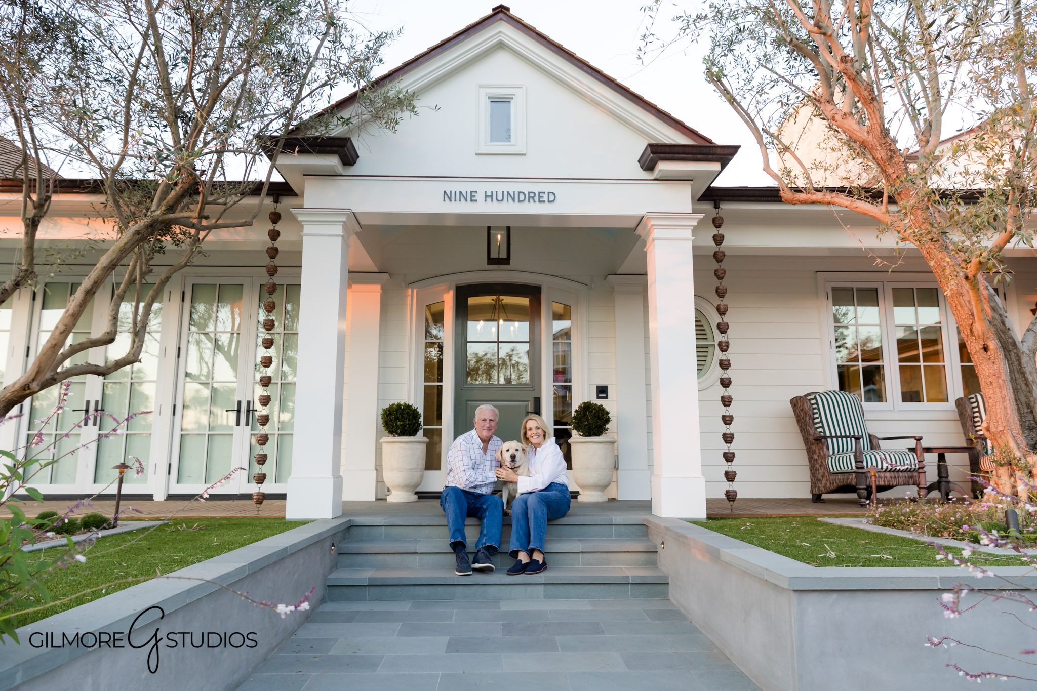 Outdoor portraits at family’s Corona Del Mar residence, Natural family photos outside Corona Del Mar house