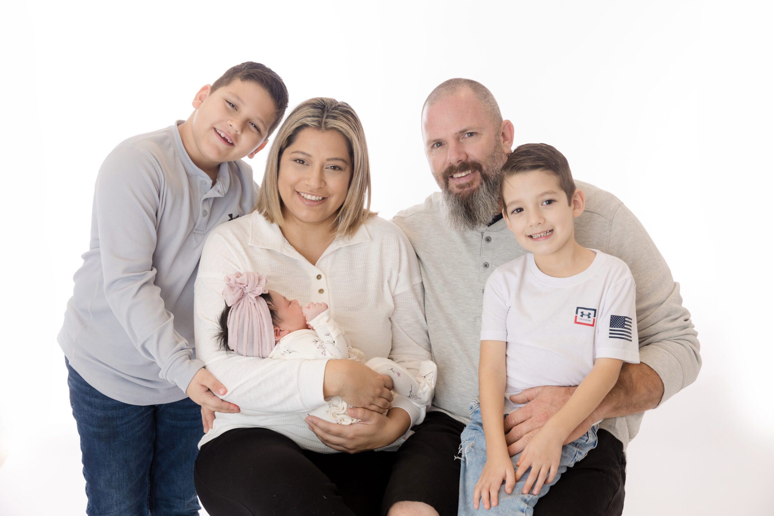 Murrieta newborn family photographer professional portraits with parents and baby, Newborn photos Murrieta CA family session lifestyle candid portraits inspiration