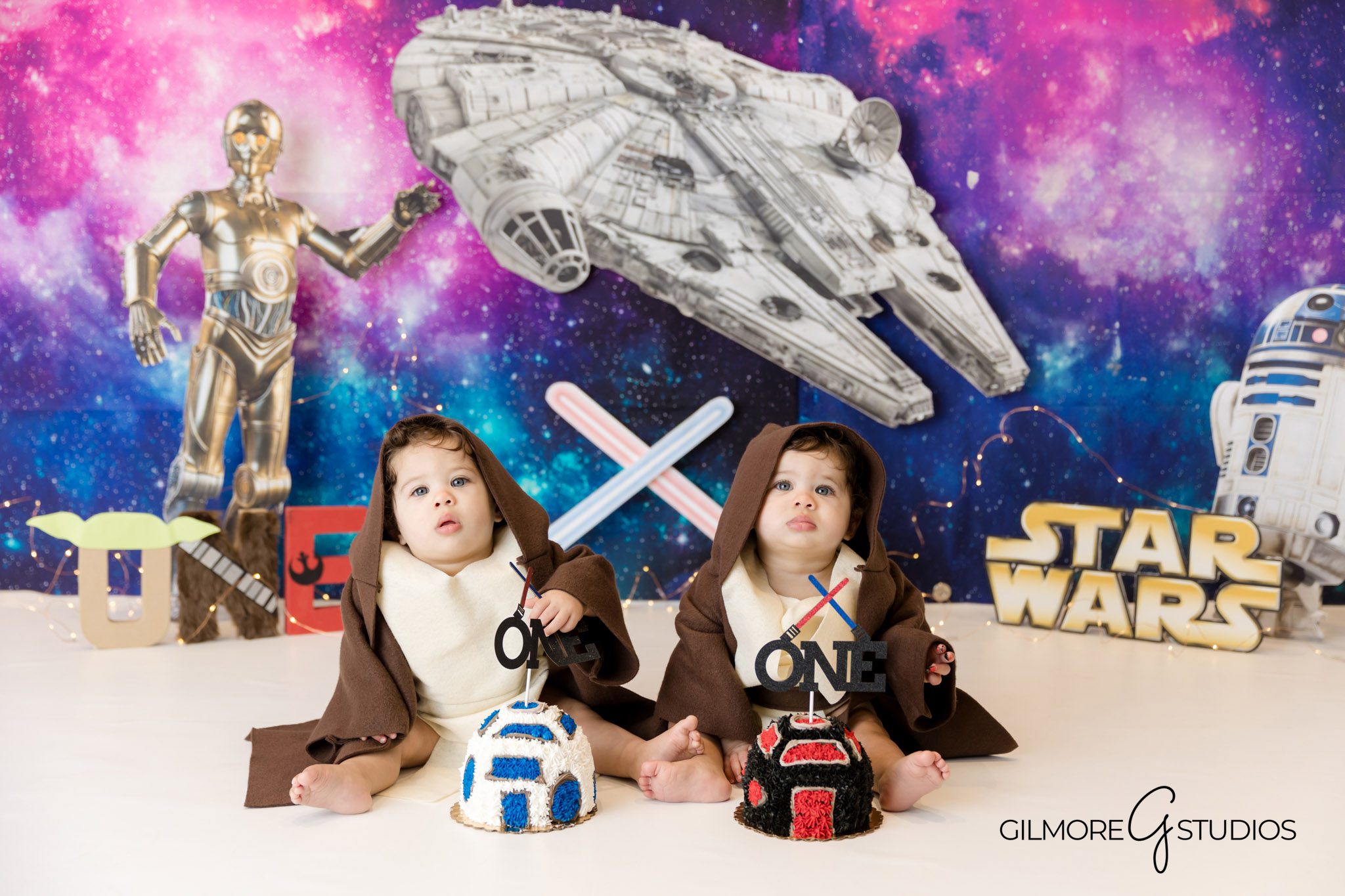 Professional 1st birthday photographer Phoenix AZ cake smash photography studio

Gilmore Studios Phoenix Arizona baby photography cake smash 1st birthday portraits