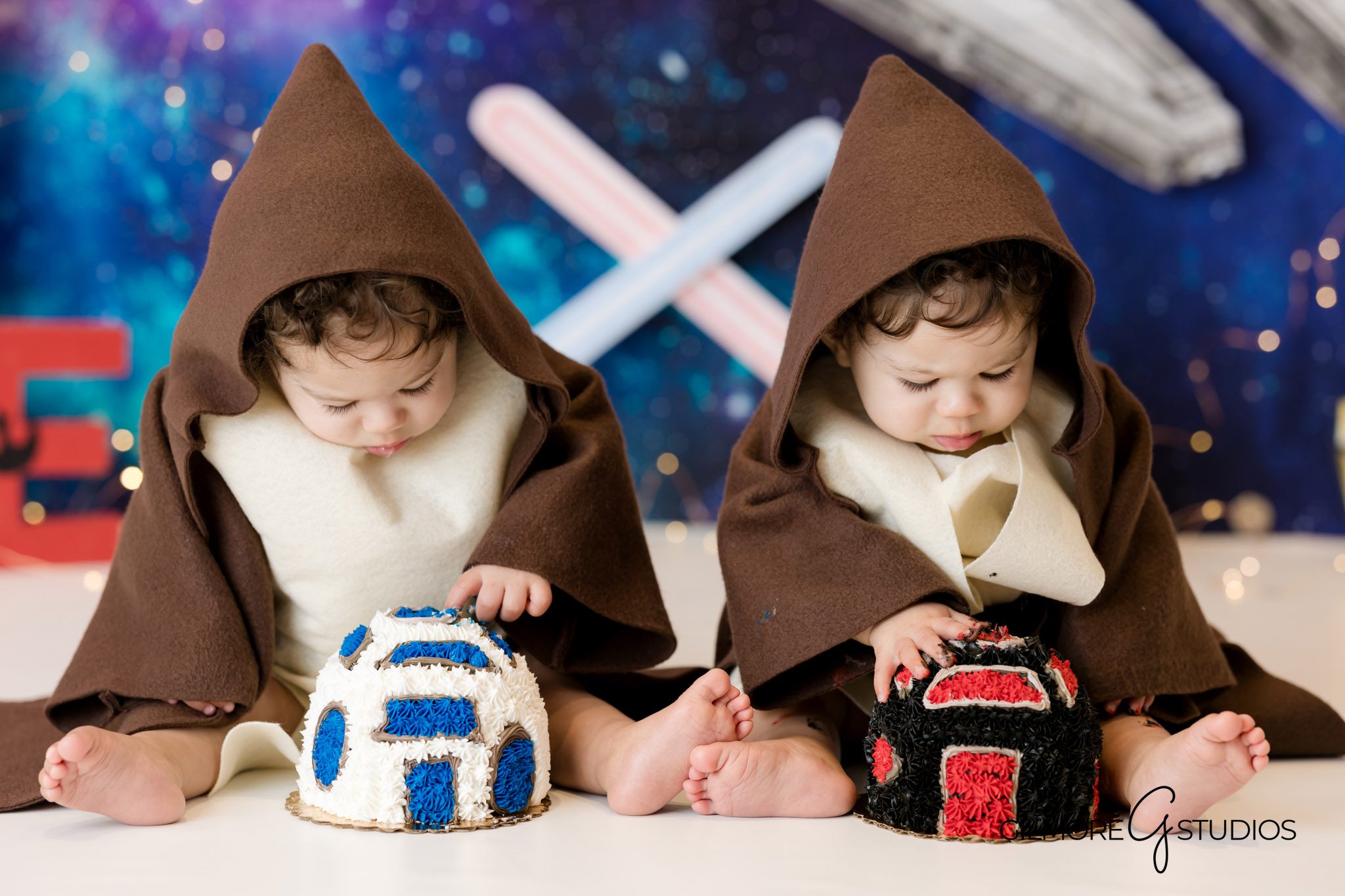 First birthday photo session Phoenix AZ Gilmore Studios adorable cake smash portraits

Phoenix cake smash photographer baby boy in blue theme cake smash studio session