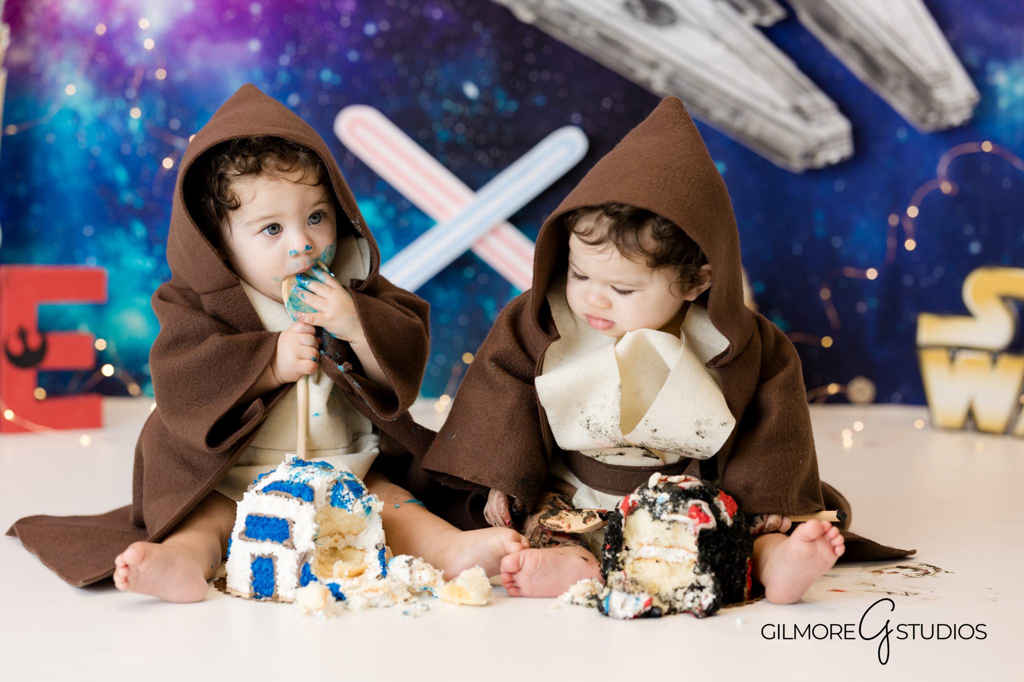 Cake smash photographer Phoenix Arizona 1st birthday photo session for families

Phoenix Arizona baby portraits Gilmore Studios cake smash first birthday photos