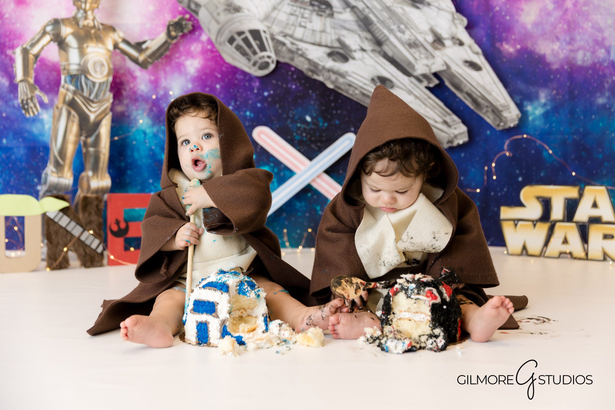 Professional cake smash photography Phoenix AZ Gilmore Studios studio portrait session

Baby girl first birthday photos Phoenix AZ cake smash photography Gilmore Studios