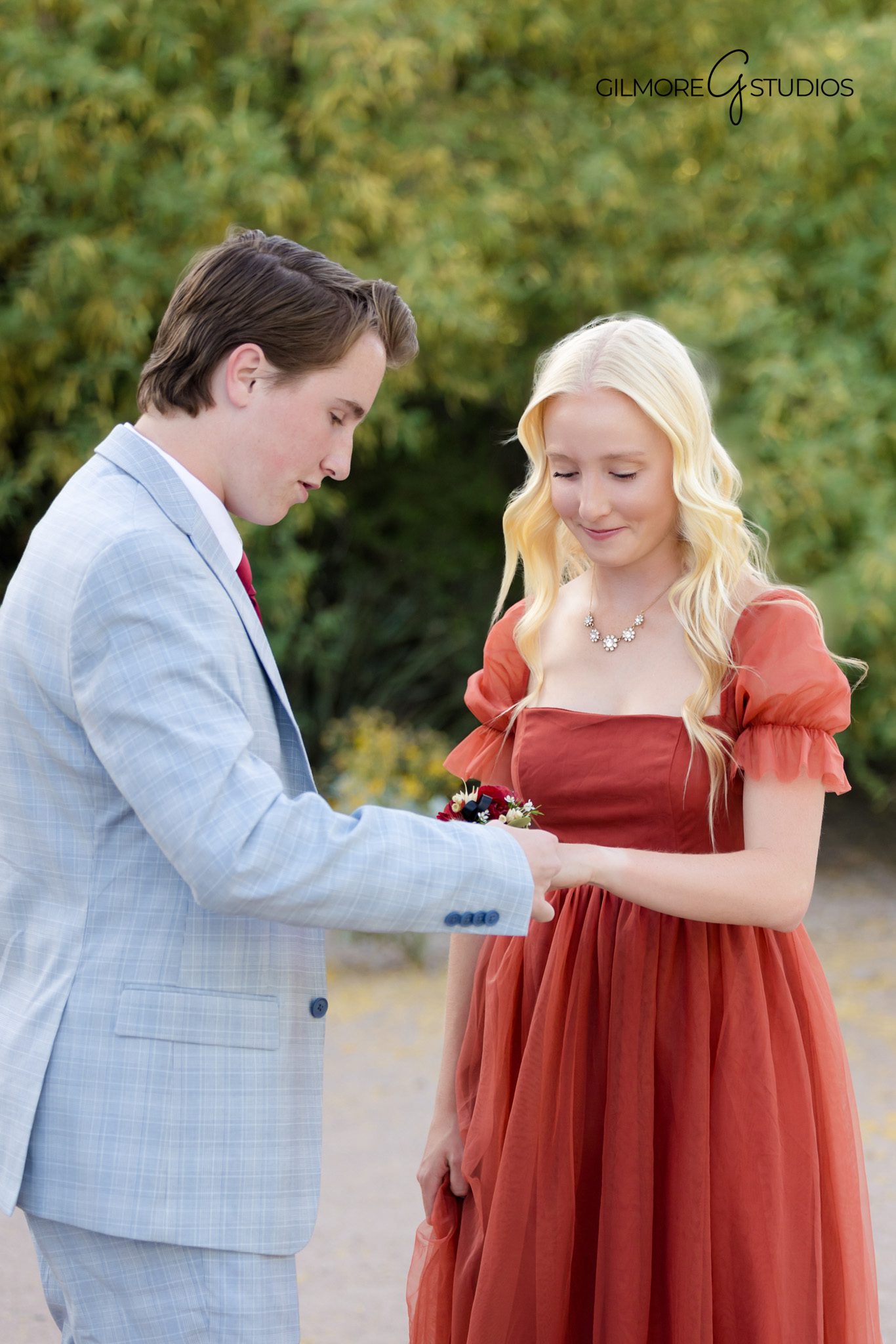 Gilmore Studios capturing senior prom memories in Arizona

Prom night photography in Gilbert Arizona outdoor portraits