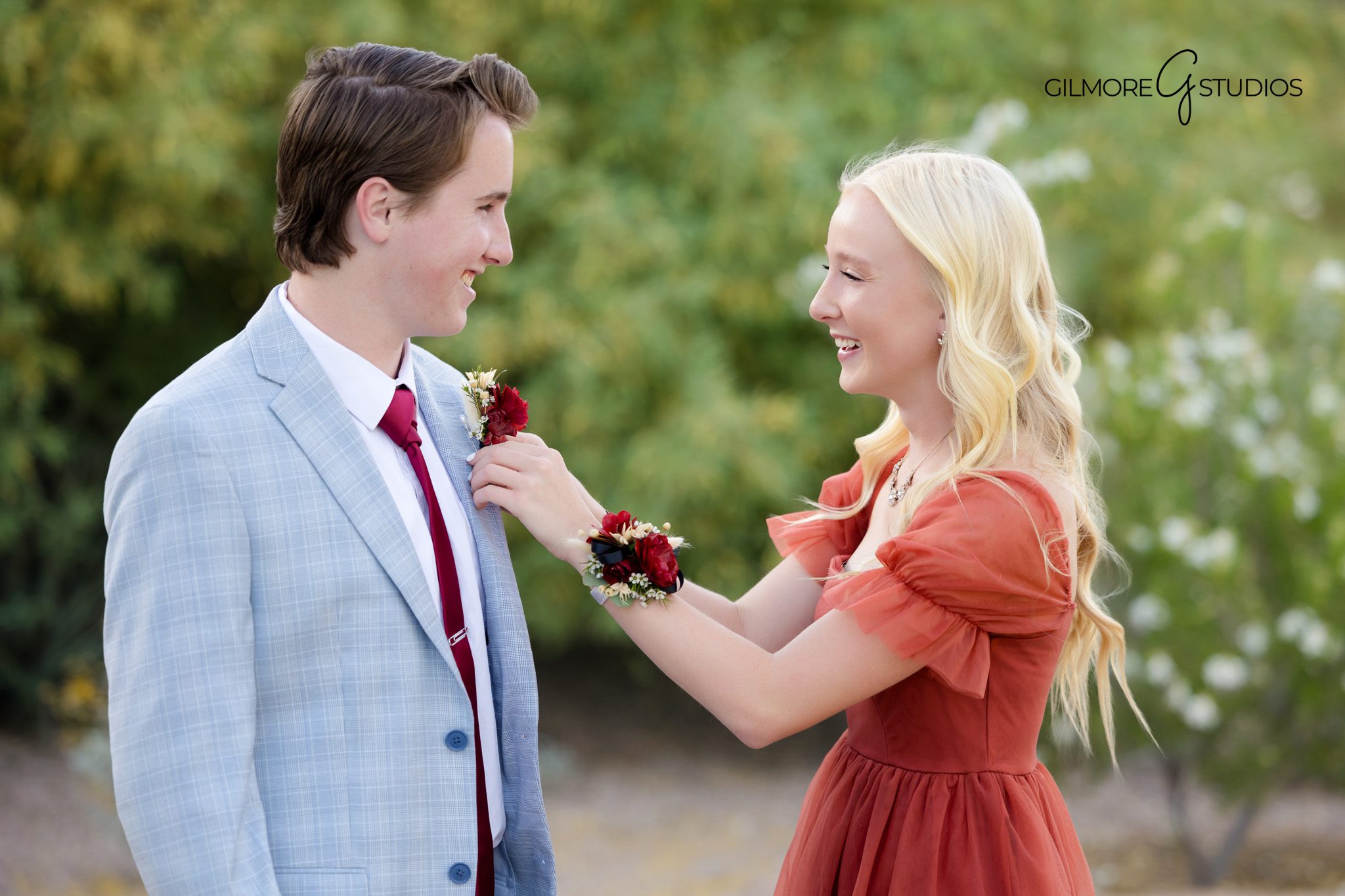Senior photographer Gilbert AZ prom couple and group portraits

Arizona high school prom photographer Gilmore Studios outdoor