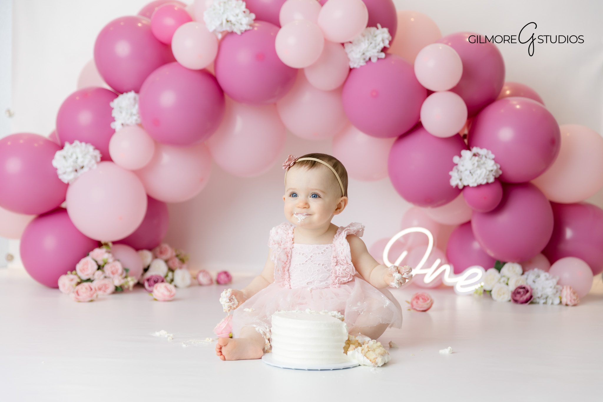 Pink balloon themed baby portraits Arizona photographer

Arizona photographer cake smash Queen Creek pink balloon session