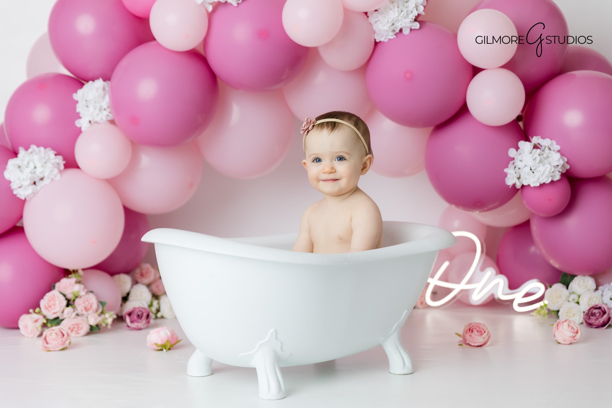 Gilmore Studios Arizona cake smash portraits with balloon theme

Custom first birthday photography Queen Creek AZ pink balloons