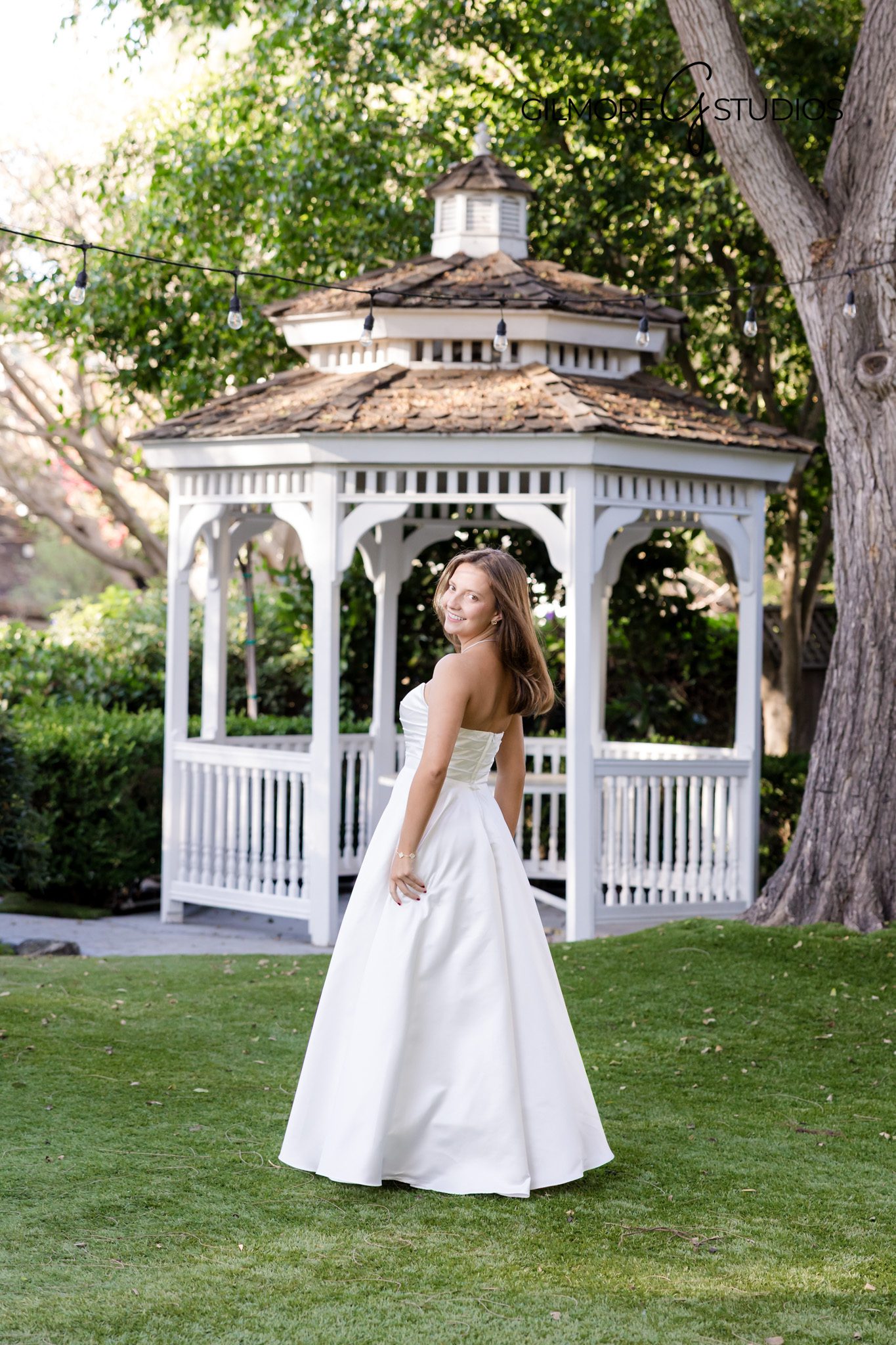 Gilmore Studios NCL Ball portrait photography with mother and daughter in white gowns

Arizona debutante photographer for National Charity League presentation portraits