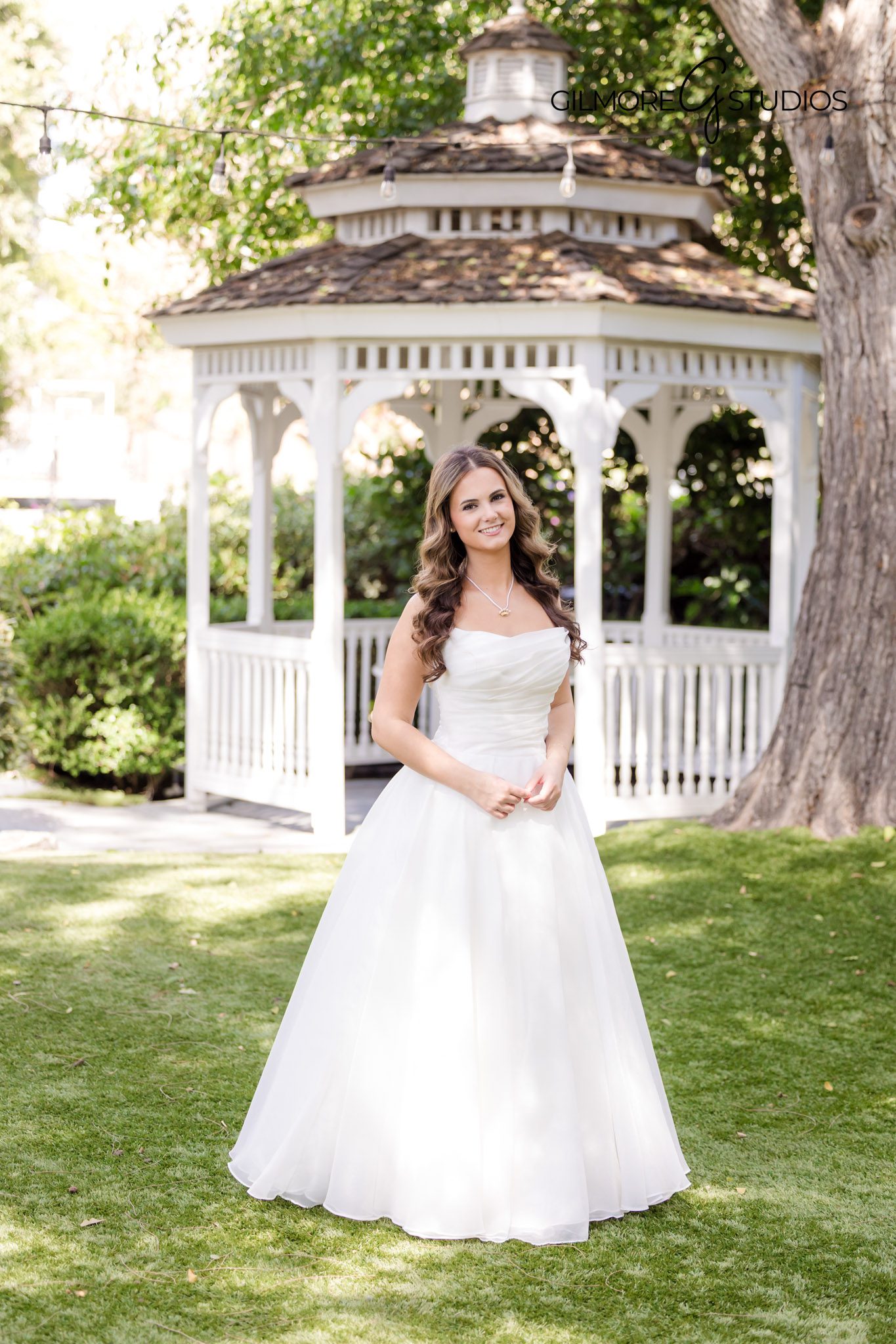 National Charity League debutante photos Beverly Hills Gilmore Studios portraits

Beverly Hills debutante photographer Gilmore Studios garden portrait session