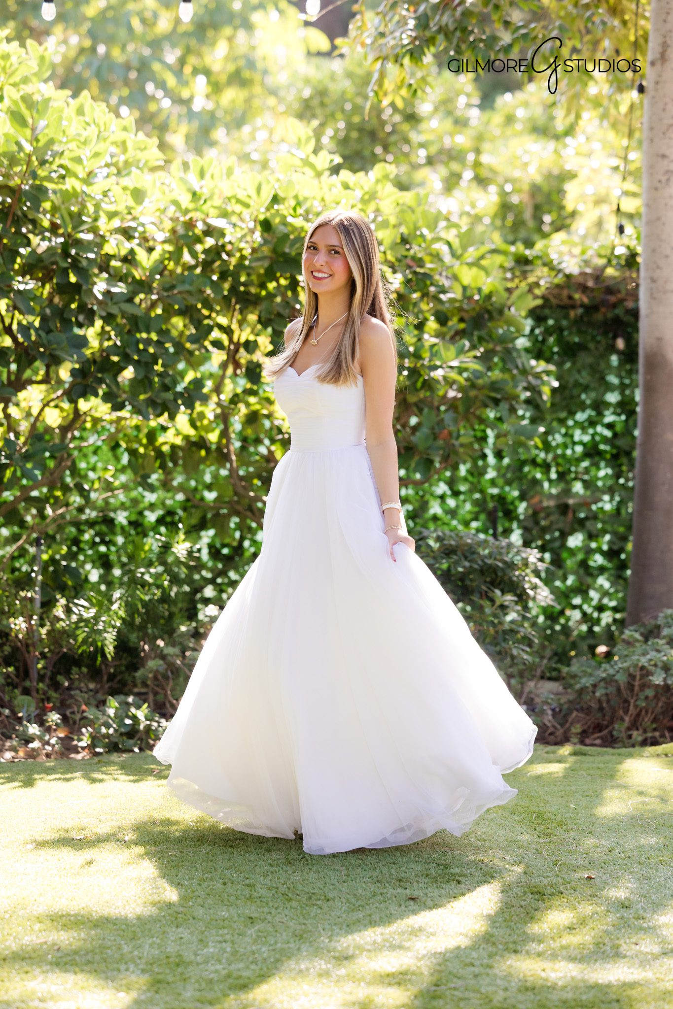 Elegant portrait photographer capturing NCL debutante in Orange County

Gilmore Studios outdoor debutante photography session Orange California