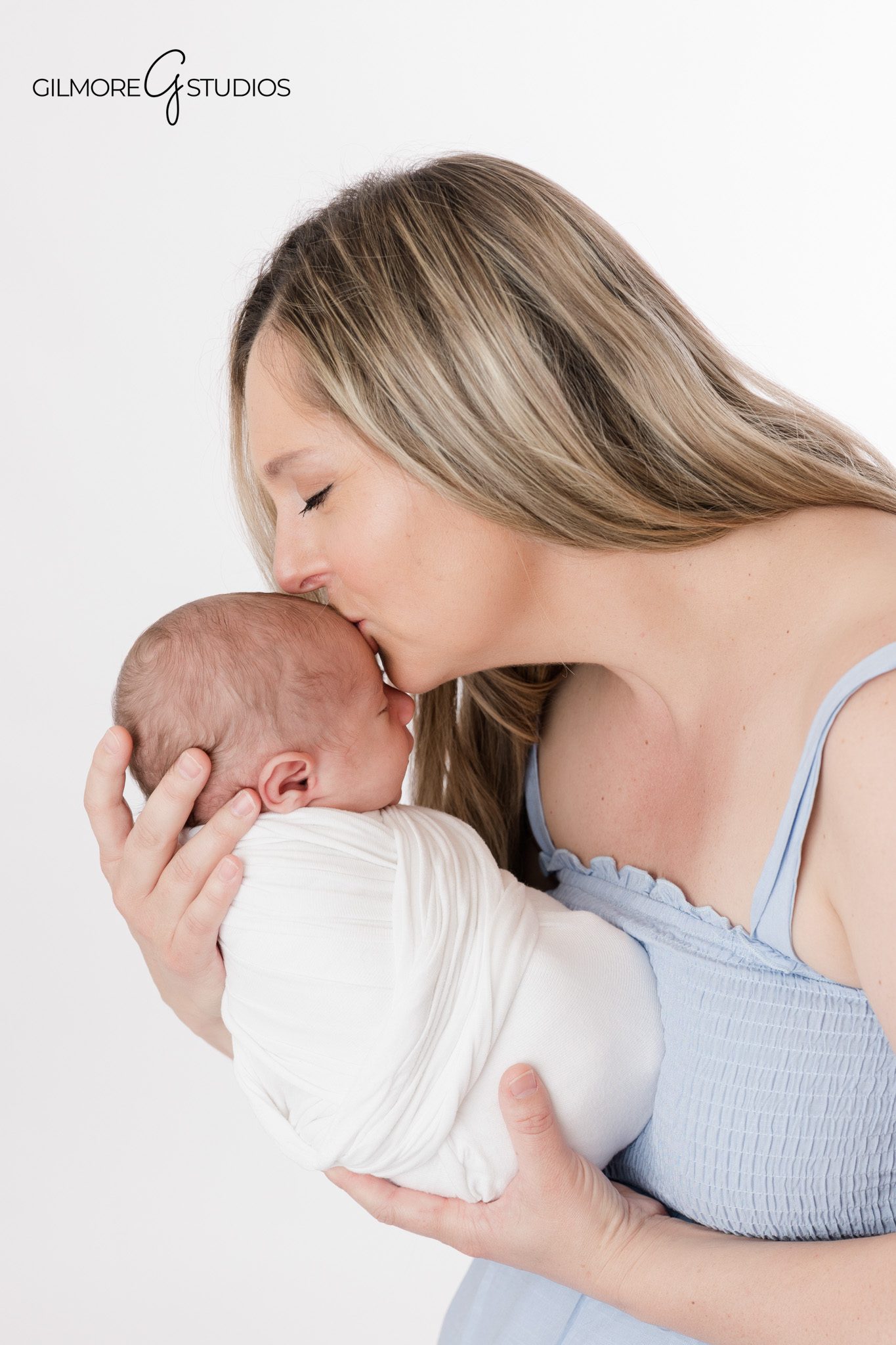 Arizona newborn photographer Gilmore Studios Mesa baby photography

Gilmore Studios Mesa Arizona professional newborn photography studio