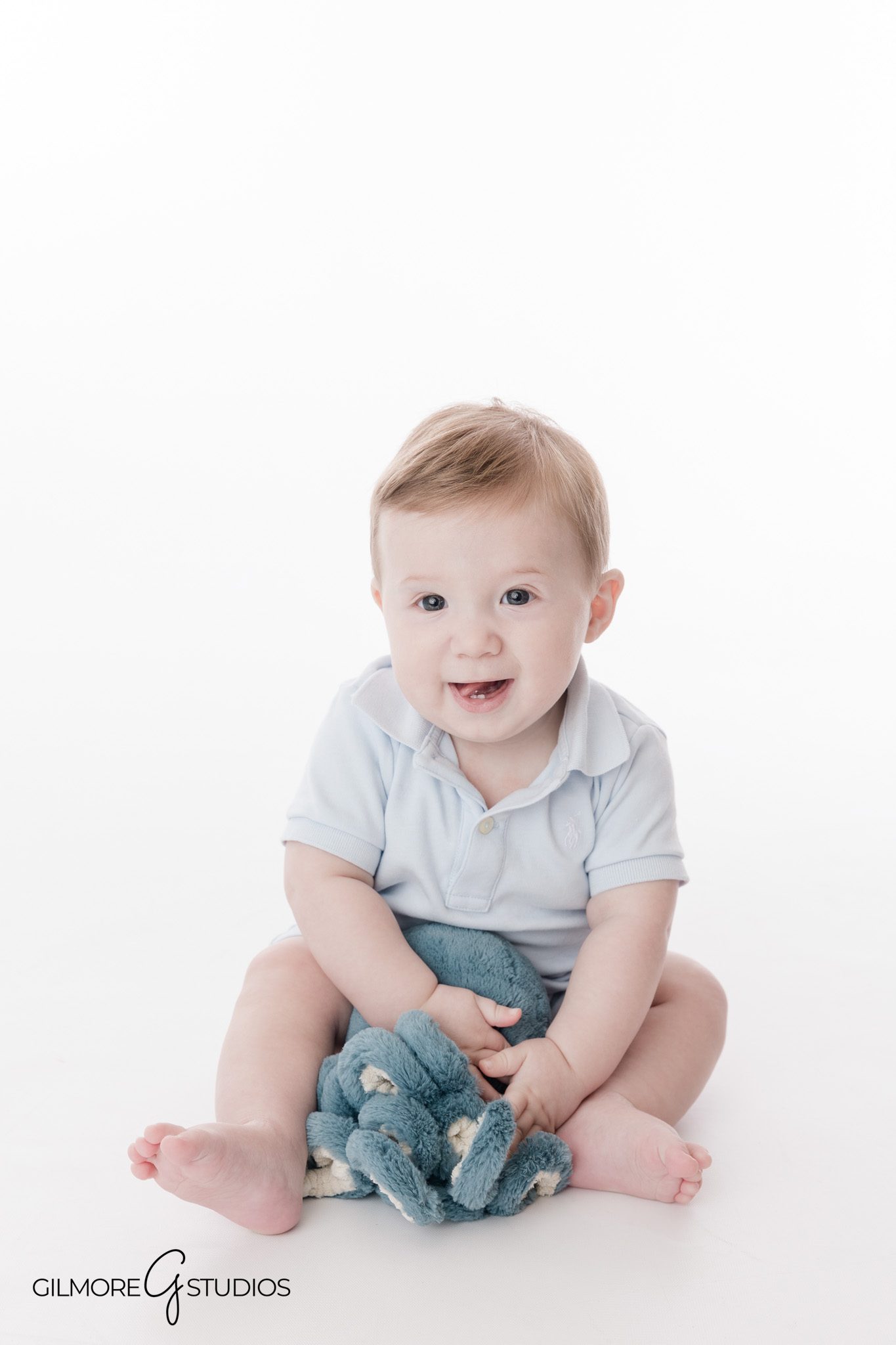 Arizona baby photographer Gilmore Studios capturing six-month milestone photos
Professional milestone baby portraits by Gilmore Studios Gilbert photography team