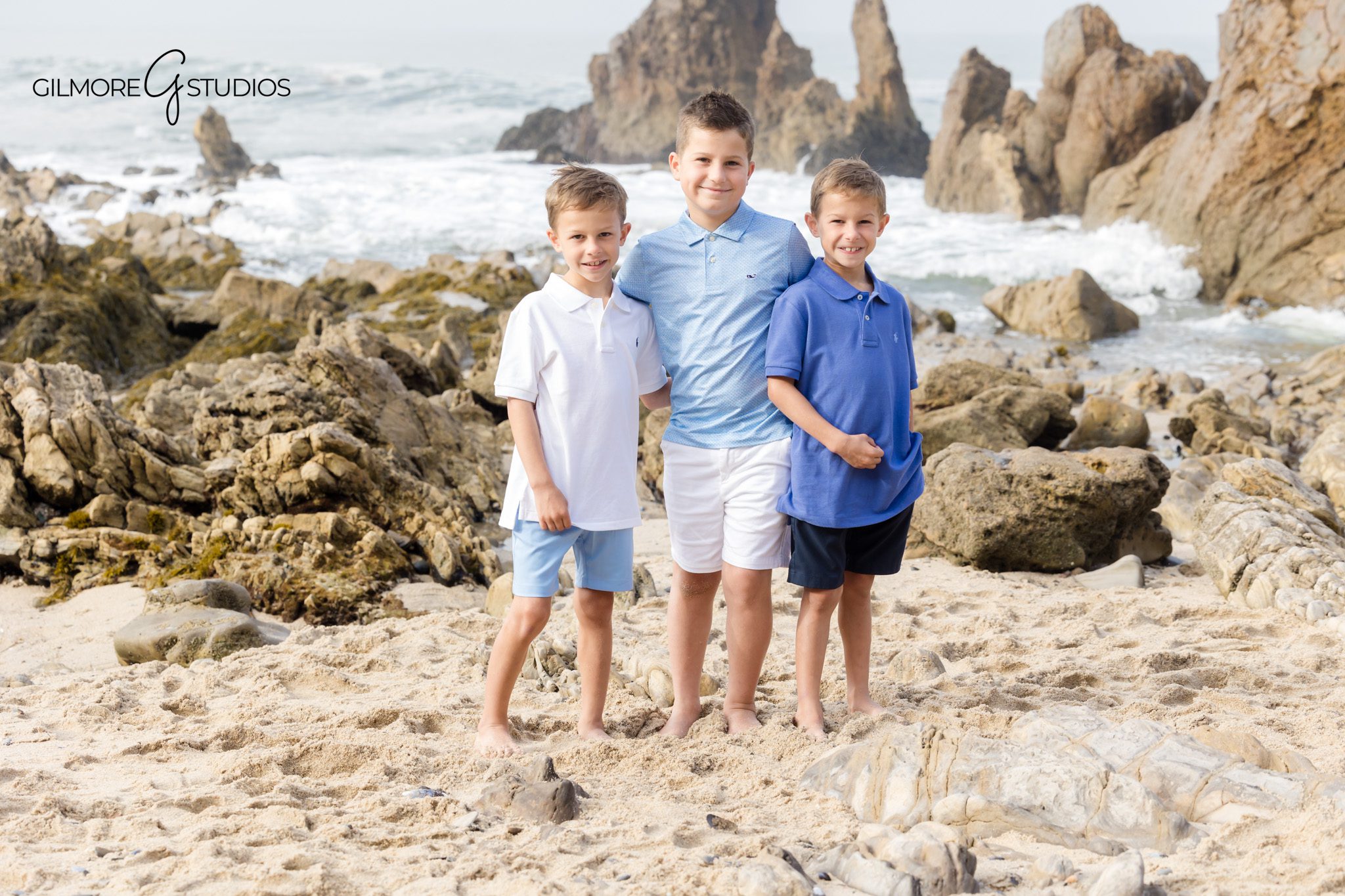 Family photographer capturing children exploring tide pools during holiday session.
Newport Beach family portraits with glowing golden hour light.