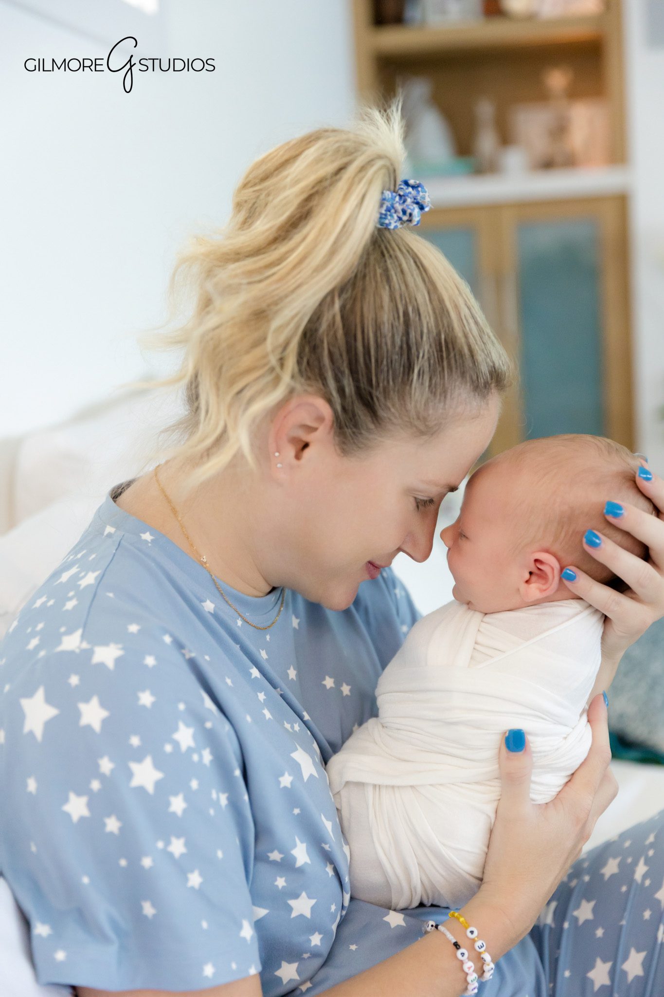 san diego lifestyle photographer capturing newborn and parents together,

candid newborn portrait photography highlighting natural connection,