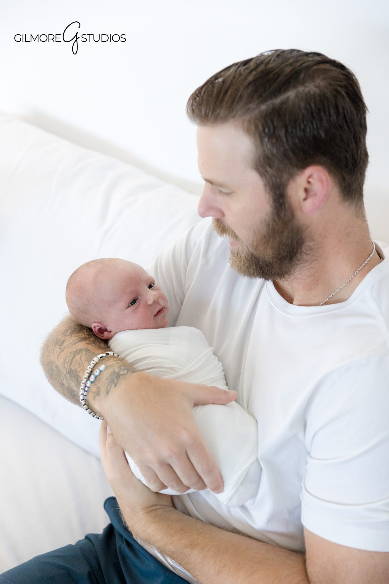 baby photographer capturing soft color palette during lifestyle session,

san diego newborn photography featuring minimal, clean style,