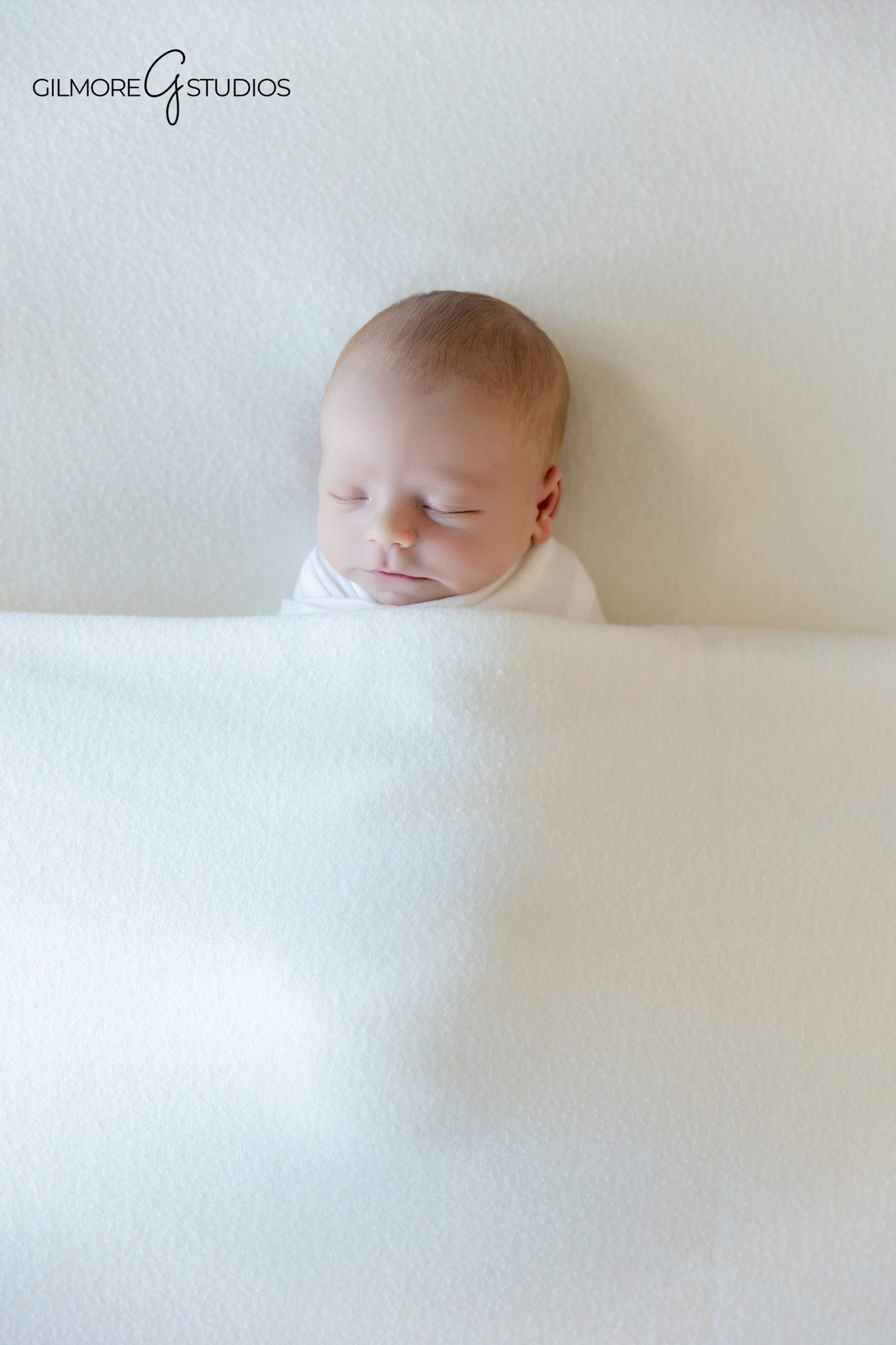 lifestyle newborn portrait of family in bright san diego home,

professional baby photographer capturing peaceful newborn pose,
