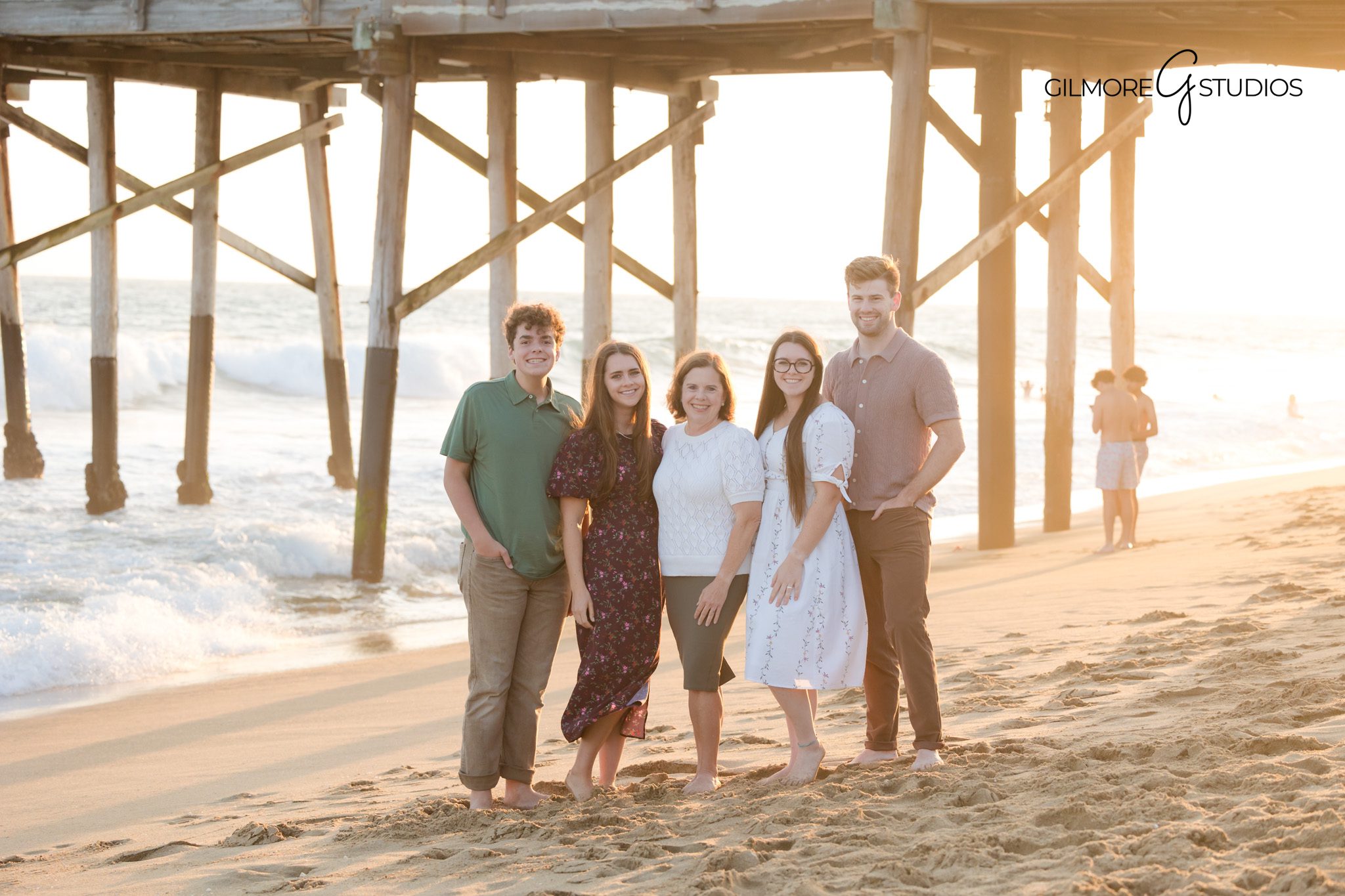 Holiday family photography at Newport Beach Pier during sunset.

Orange County family photographer capturing coastal portraits at Newport Pier.