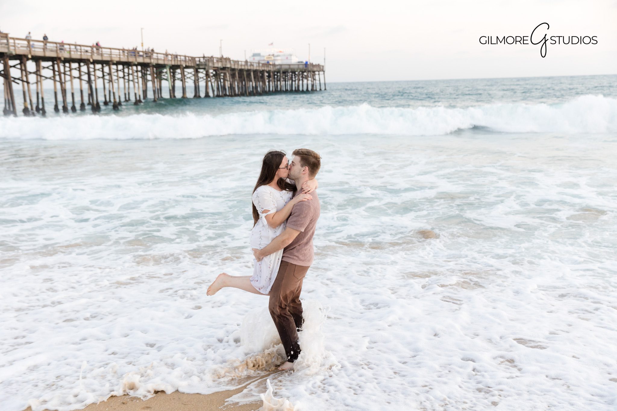 Holiday portrait photography at Newport Beach Pier with ocean backdrop.

Orange County photographer capturing classic family beach portrait.