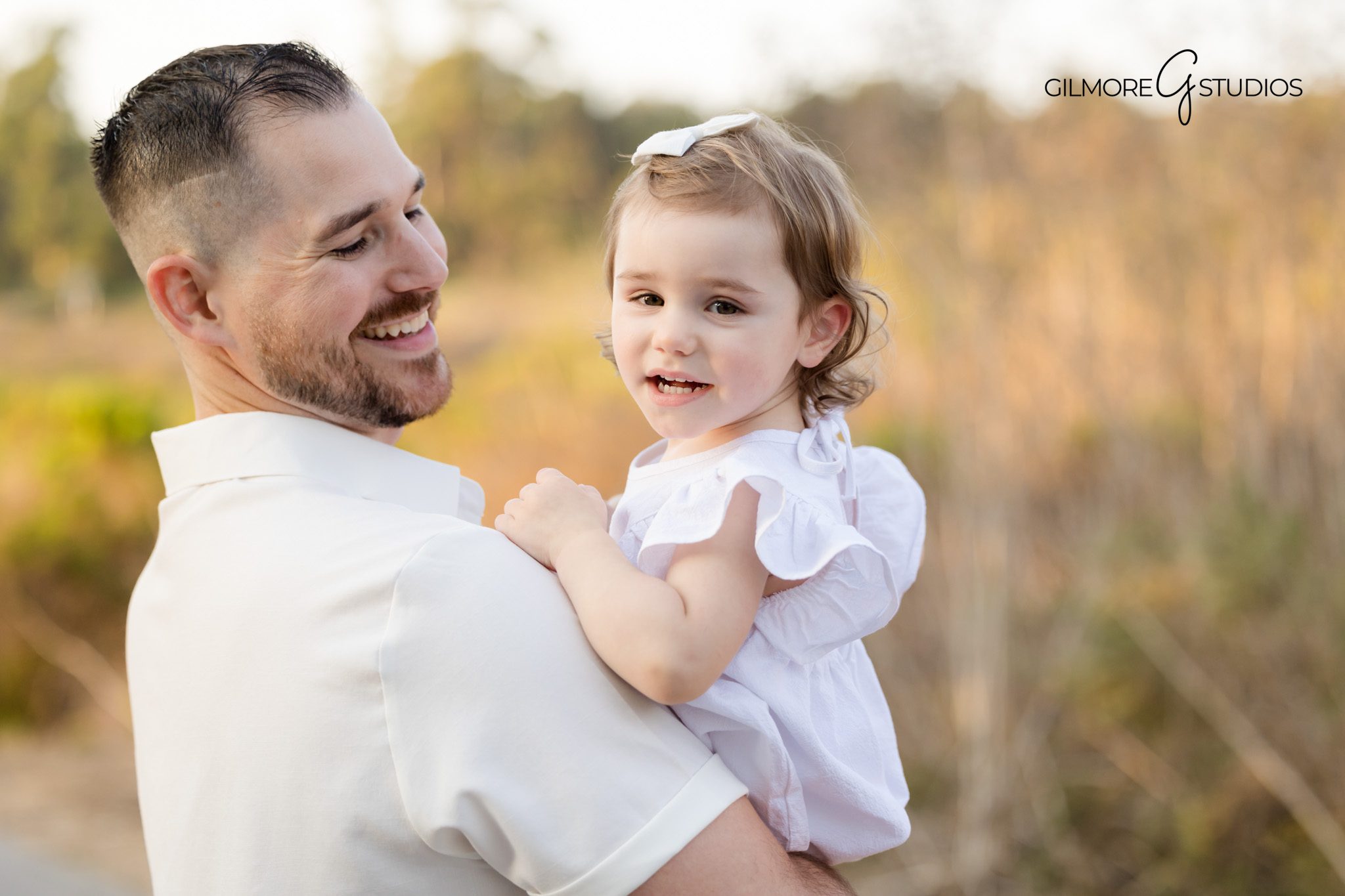 Crystal Cove beach portrait photographer capturing peaceful maternity moment,

Outdoor maternity photography with cliffs and ocean waves in Orange County,