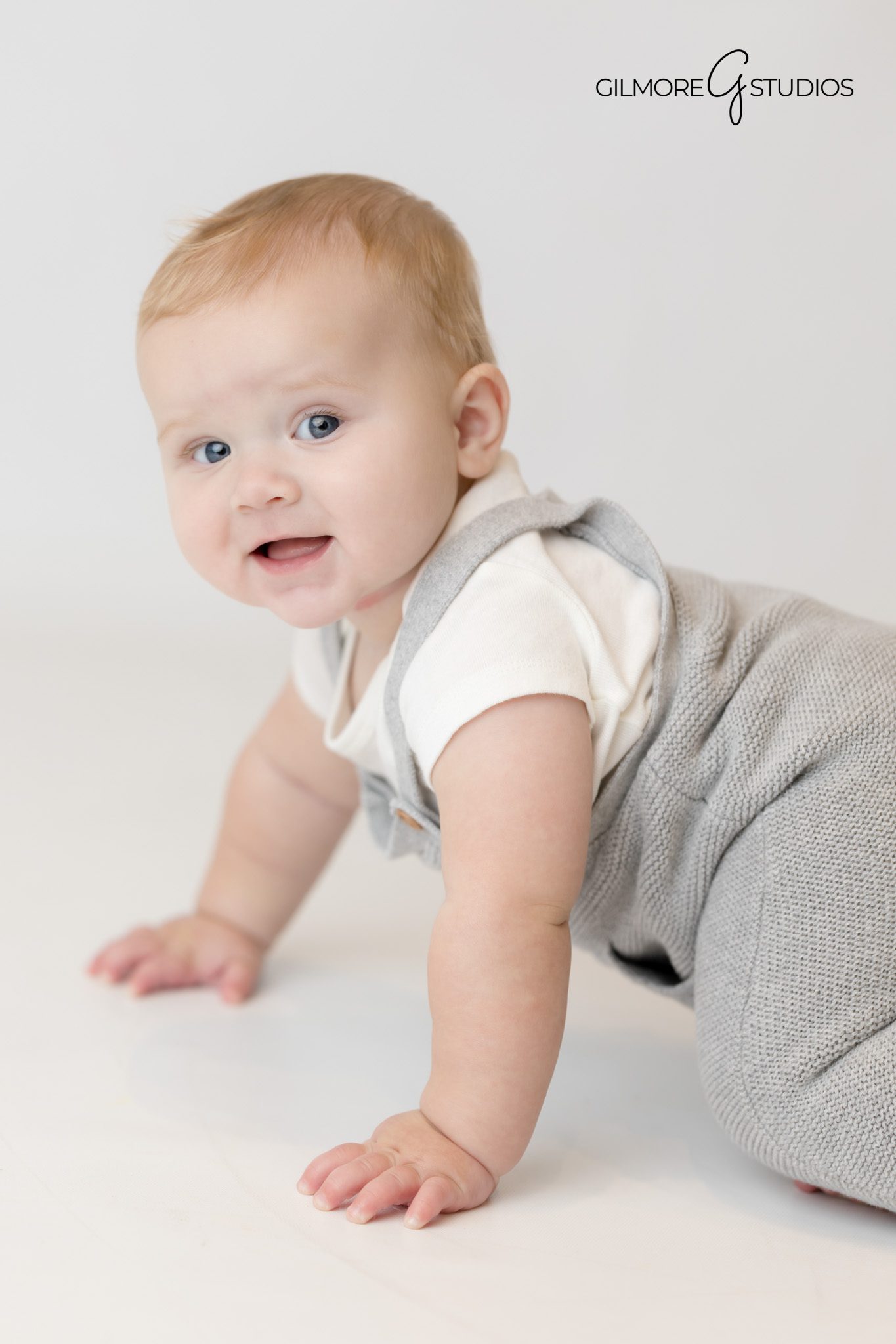 Professional sitter session portrait photographer in Orange County

Baby milestone photography showing baby sitting confidently