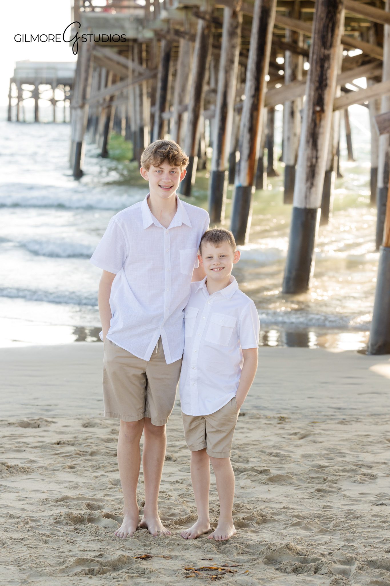 Beach photographer capturing relaxed coastal family session at Newport Pier.

Natural and timeless portrait photography of extended family at shoreline.