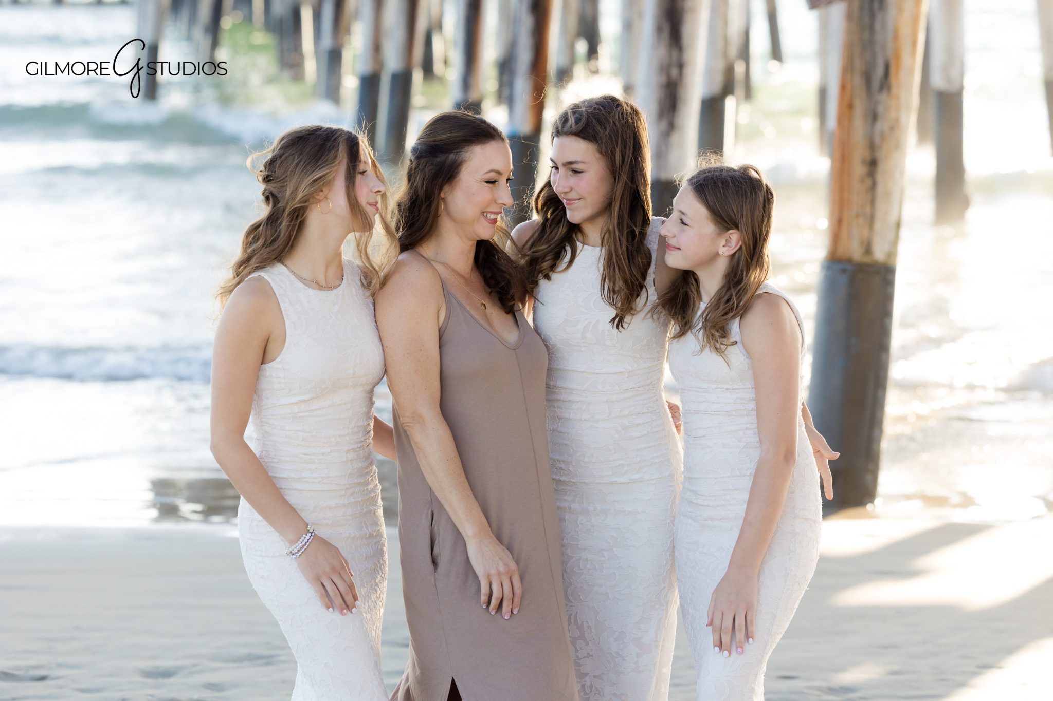 Oceanfront family photography with large group at Newport Beach.

Extended family portrait photography with clean coastal backdrop.