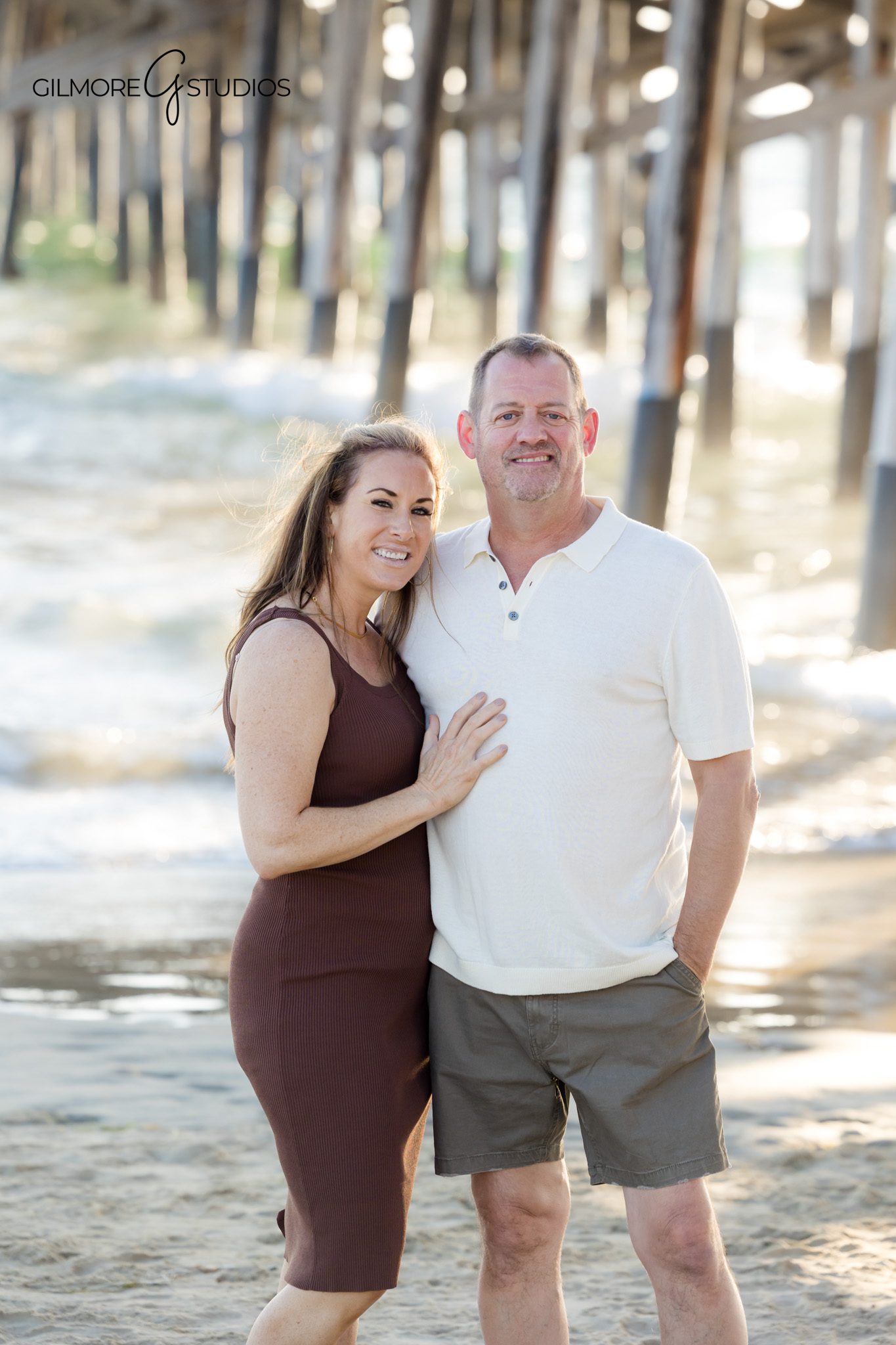 Newport Beach Pier photographer capturing candid walking shot of family.

Beach portrait photography with modern, natural editing at Newport Pier.