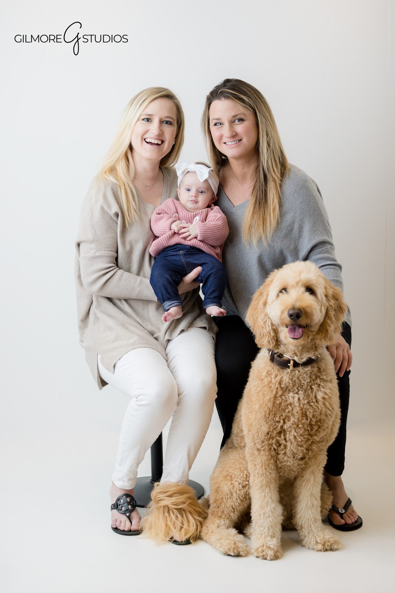 Orange County newborn photographer creating timeless baby portrait.
Baby photography session featuring soft and airy newborn lighting.