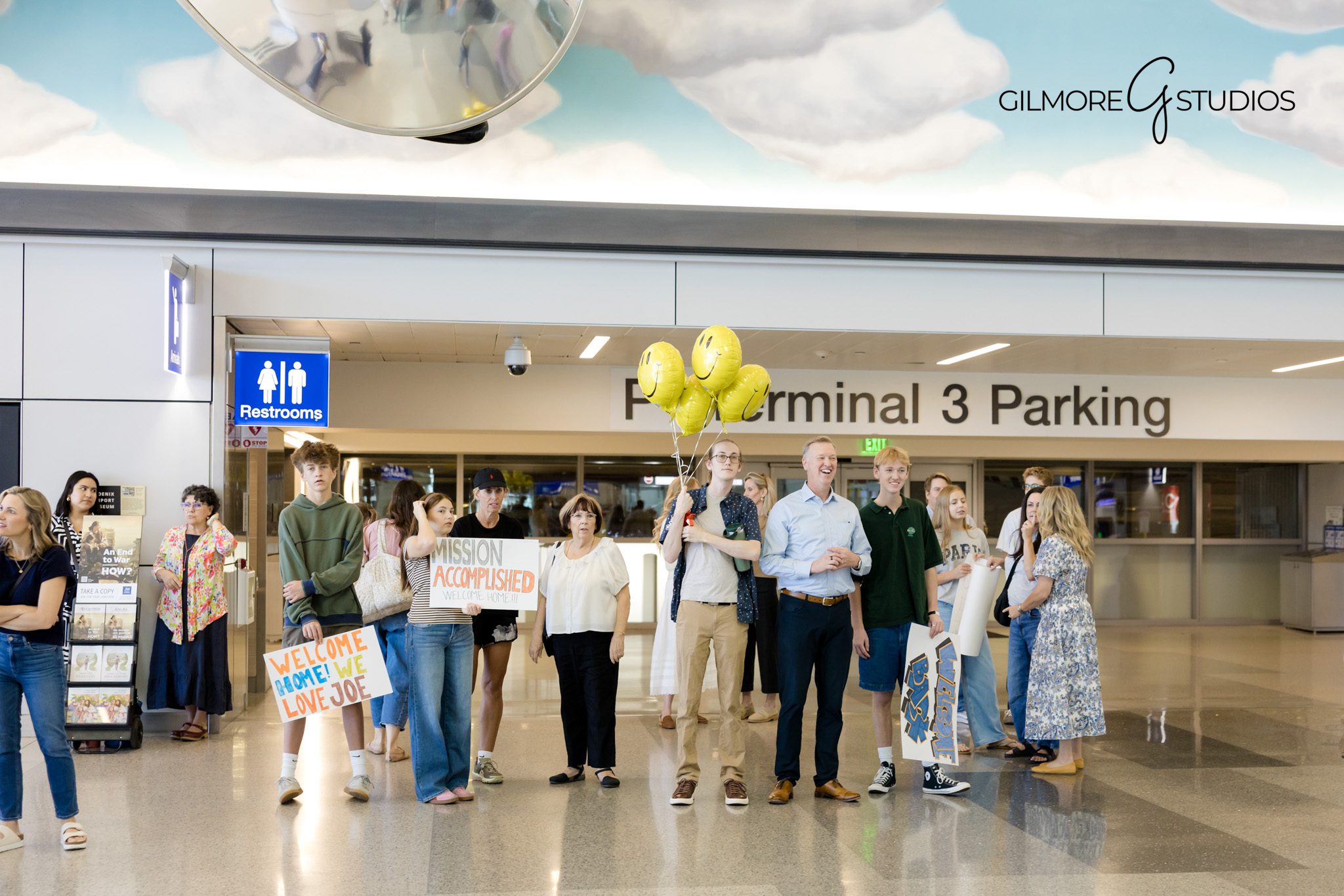 Arizona photographer capturing emotional LDS reunion at PHX Sky Harbor

Missionary returning home to Arizona photographed at Phoenix airport terminal