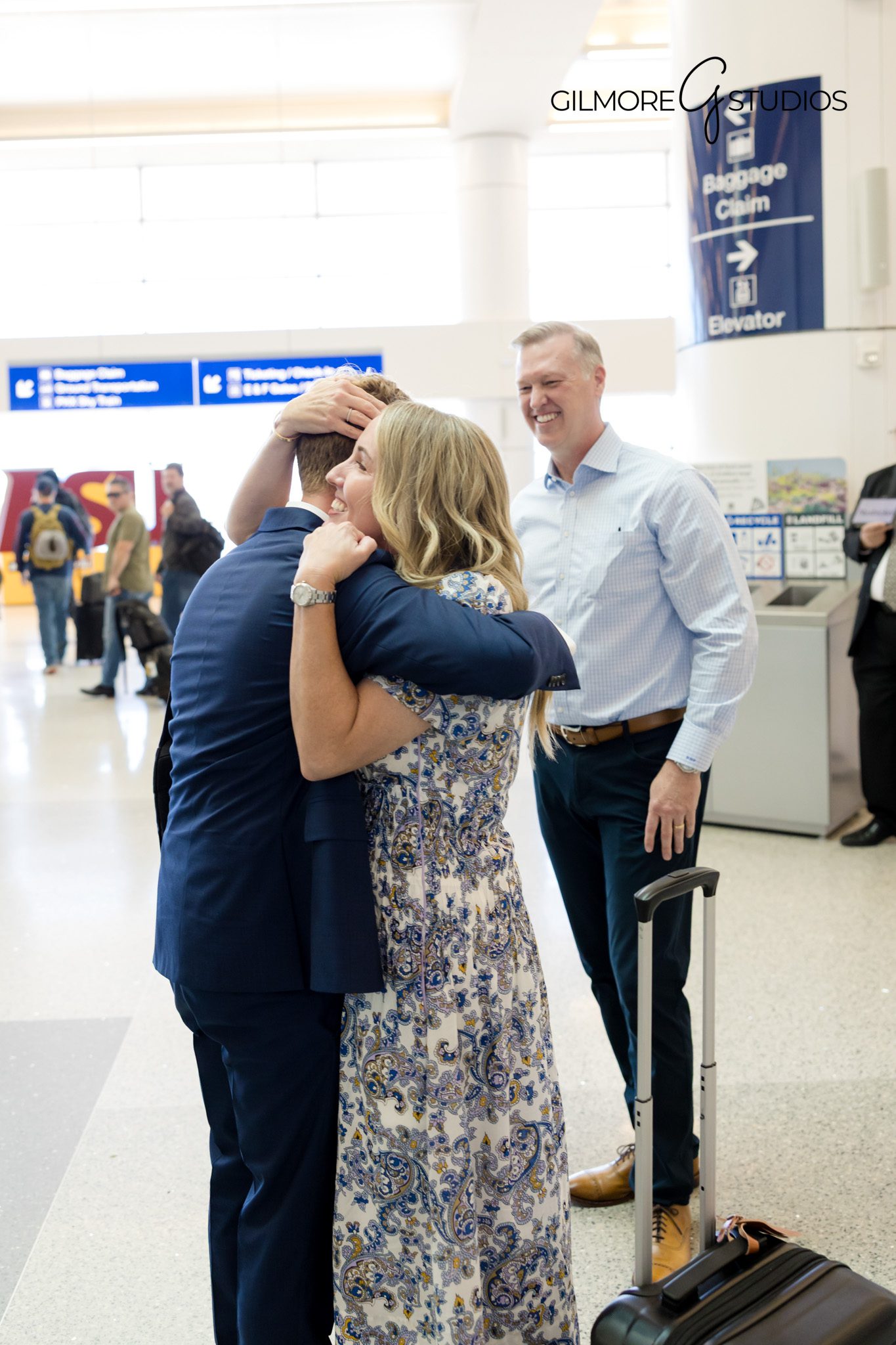 LDS family reunion photos at Sky Harbor Airport by Arizona photographer Gilmore Studios

Gilbert family welcoming missionary home at Phoenix Airport photography session