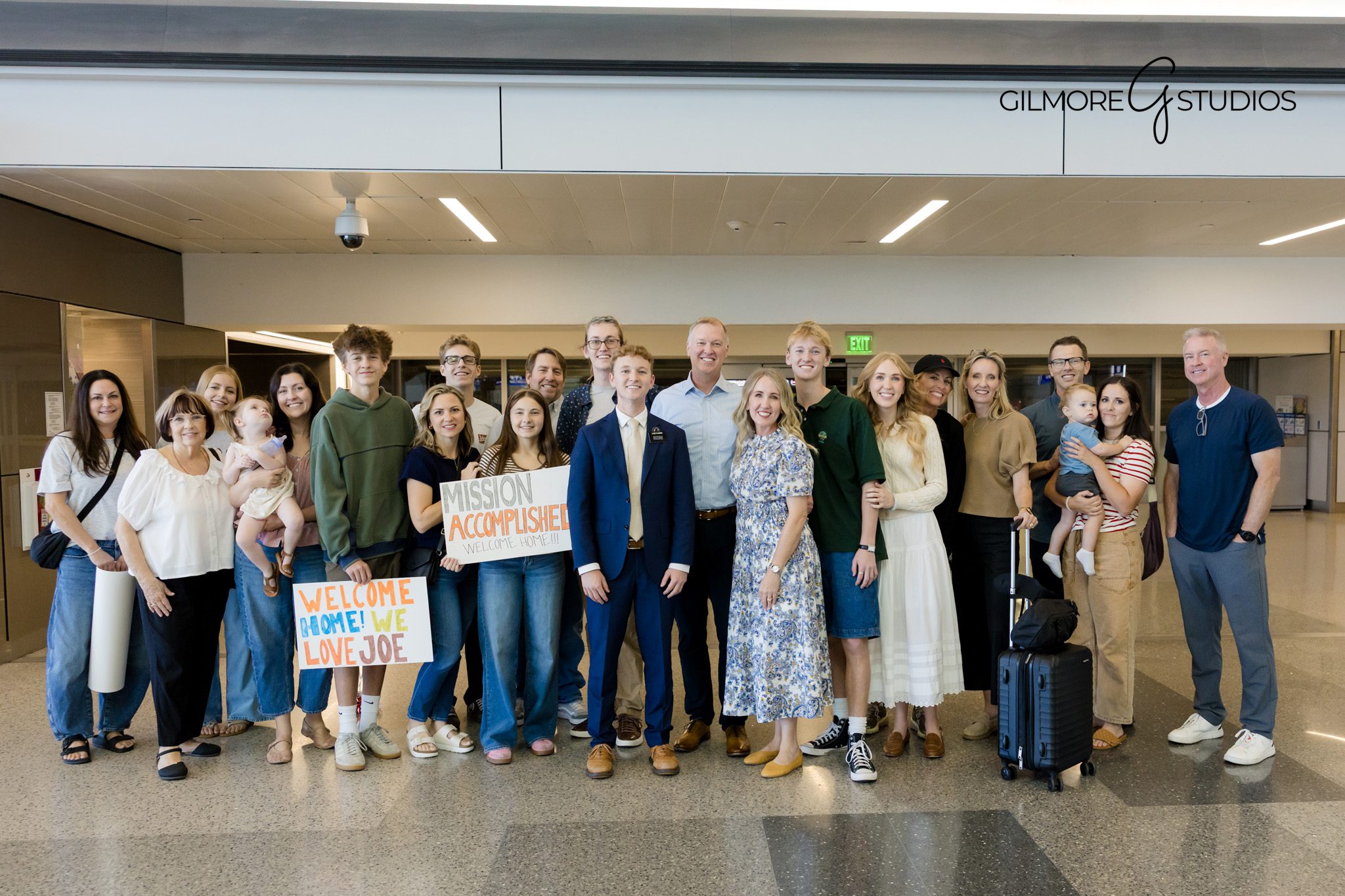 Arizona missionary homecoming captured at PHX airport by Gilmore Studios photographer

Family waiting for missionary arrival at Phoenix Airport Arizona photography session