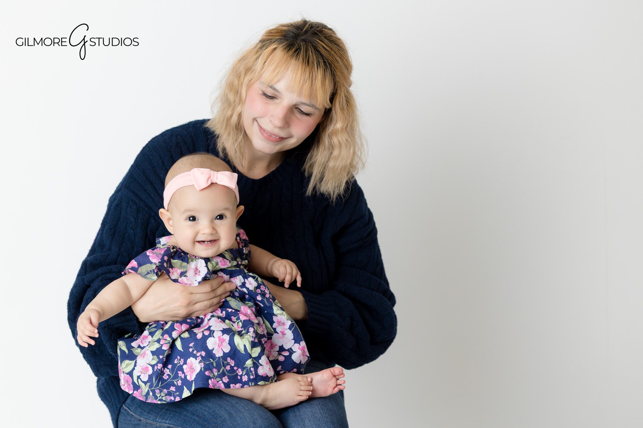 Newborn photography studio Phoenix AZ by Gilmore Studios professional photographer

Baby portraits in Phoenix studio Gilmore Studios family photography session